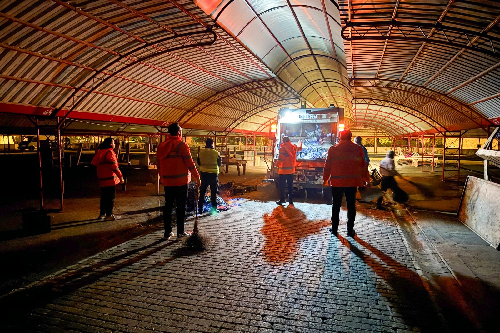 Efeler’de temizlik seferberliği: Tüm ekipler görevde