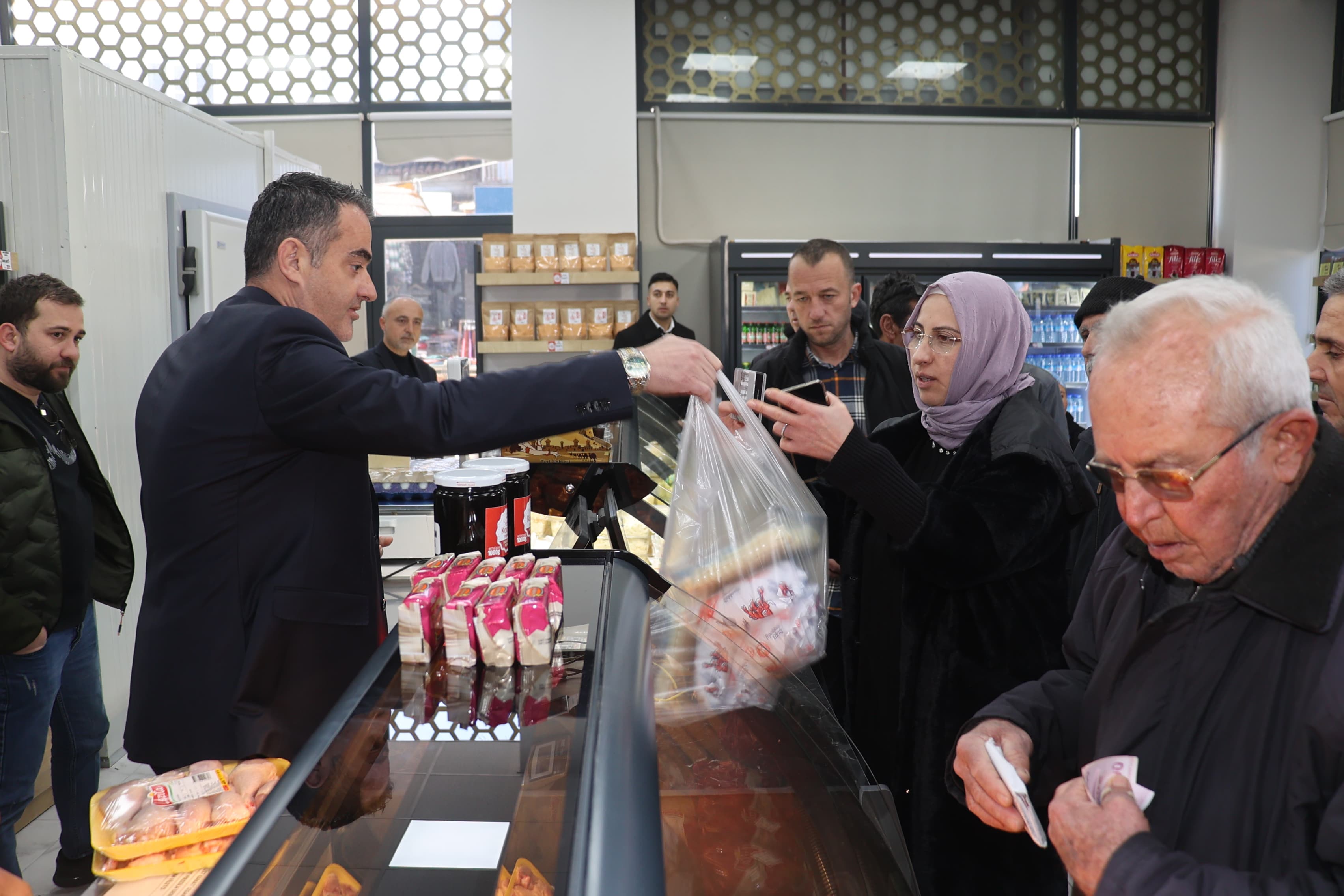 Koçarlı Market ilk günden yoğun ilgi gördü