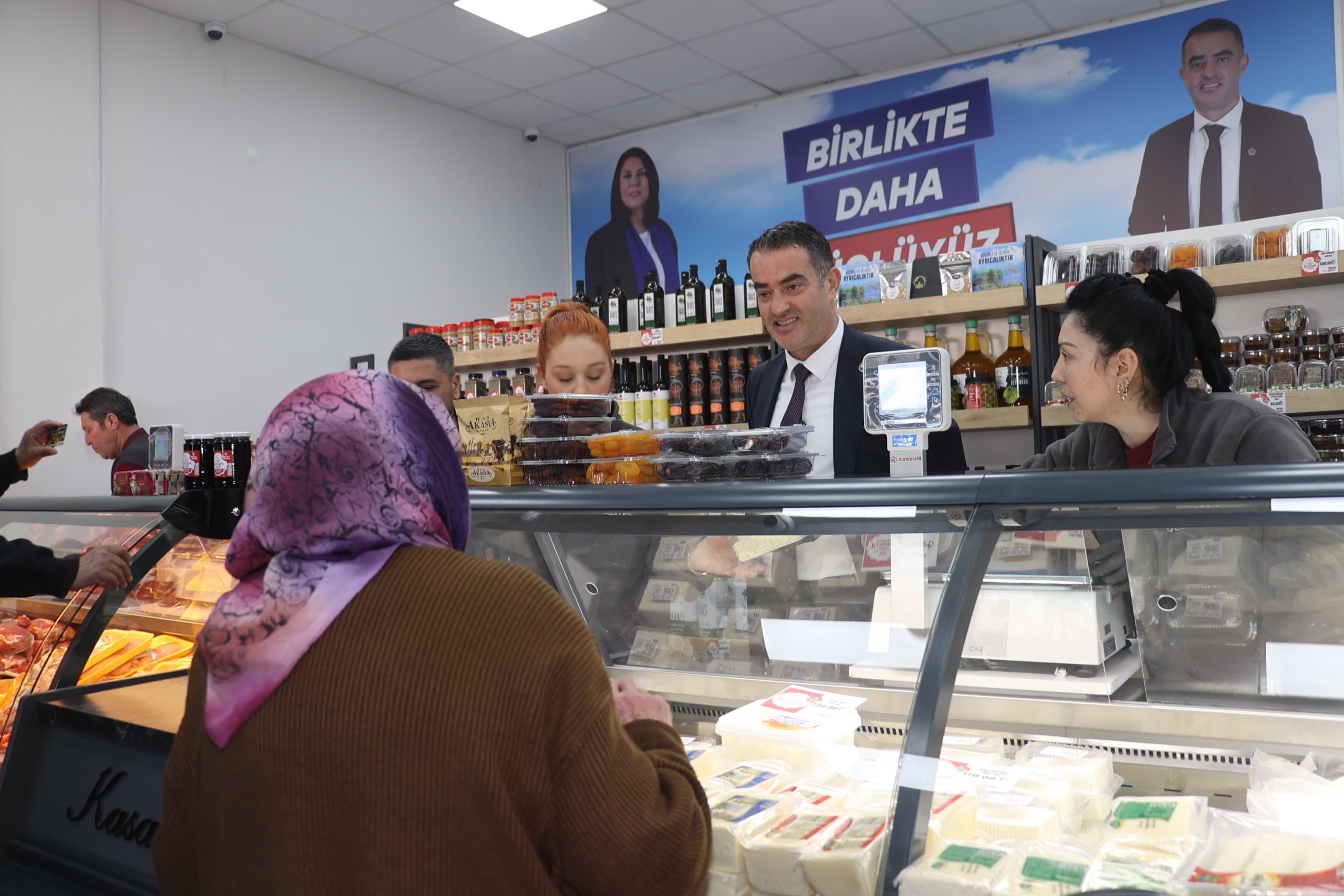 Koçarlı Market ilk günden yoğun ilgi gördü