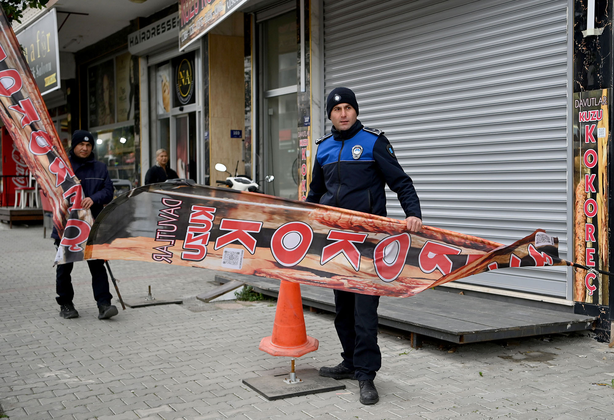 Kusadasi Belediyesi Zabita Ekipleri Kaldirim Isgaline Gecit Vermiyor Denetimler Memnuniyetle Karsilaniyor 547325 E45Dc14777D885A0574B6F9B5C275B7D