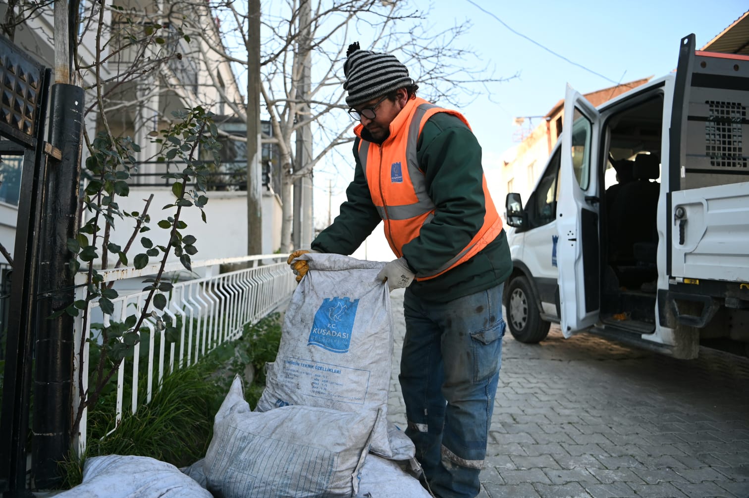 Kuşadası Belediyesi’nden yuvaları ısıtan destek