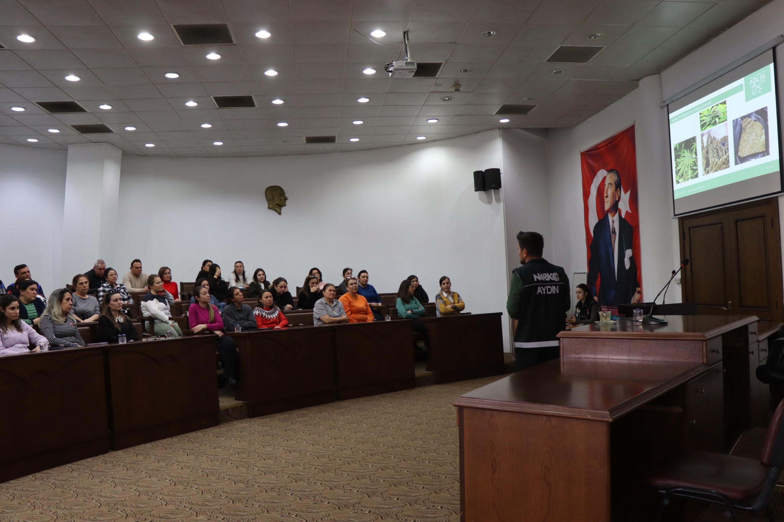 Nazilli Belediyesi’nden uyuşturucuyla mücadele semineri