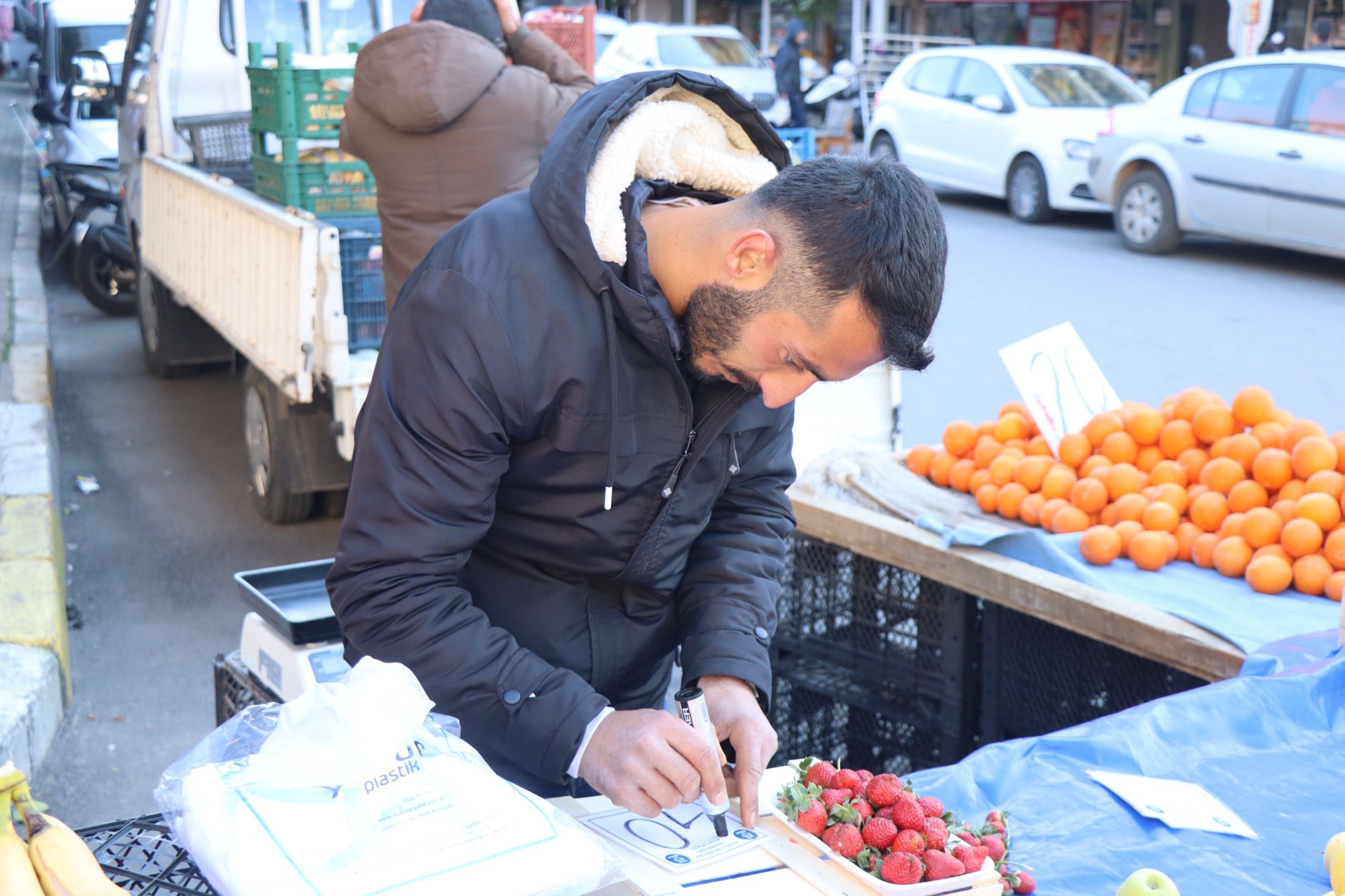 Nazilli'de zabıta, pazar esnafına fiyat etiketi dağıttı