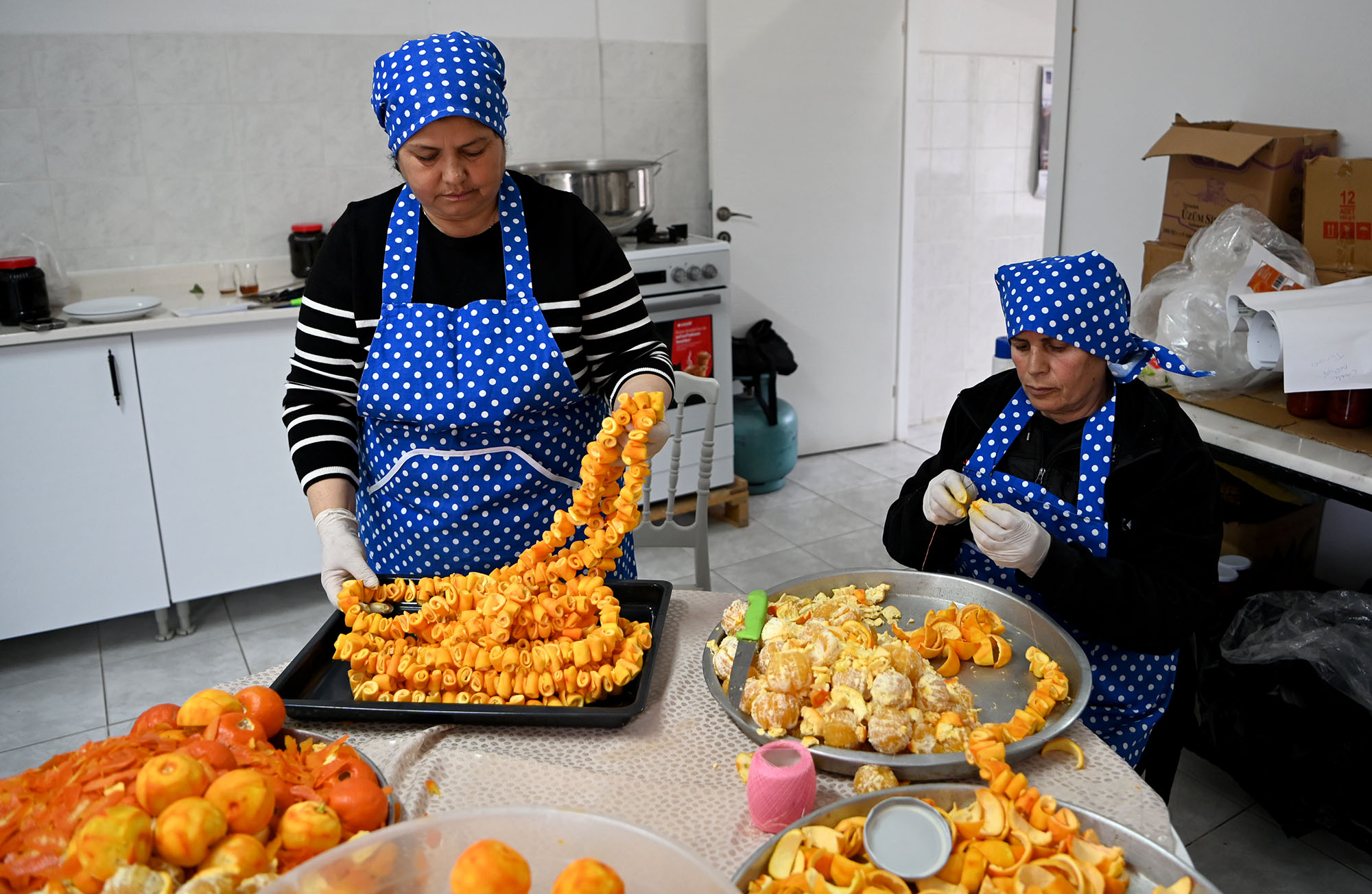 Turunç meyvesi Kuşadalı kadınların ellerinde tatlanıyor 