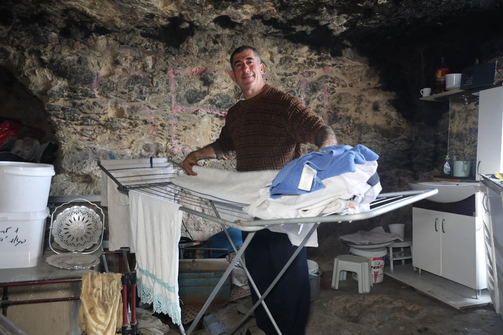 Deprem korkusu bunu yaptırdı! Eşyalarını taşıdığı mağarada yaşamaya başladı