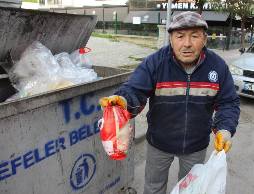 Aydın'da zincir marketler bunu yapıyormuş! Her gün çöpleri karıştıran adamdan şok iddia 