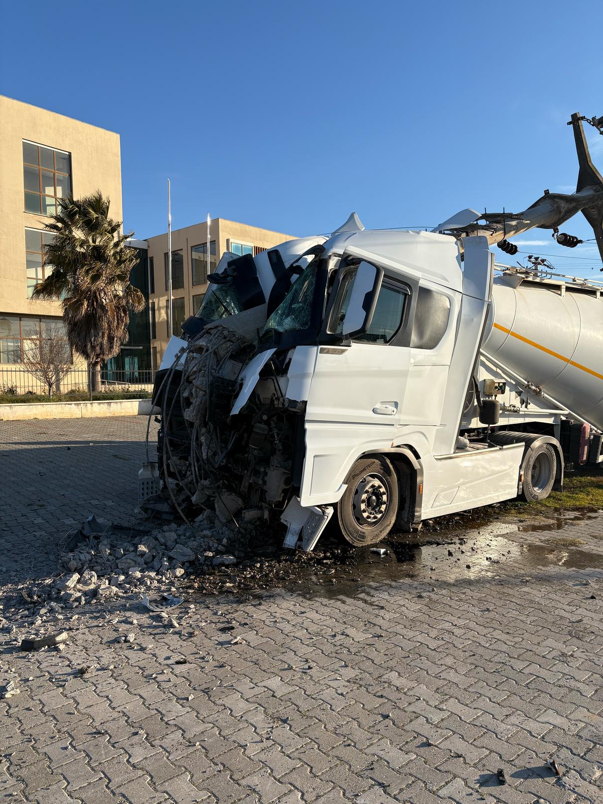 Kuyucak’ta tır beton direğe çarptı! Sürücü araçta sıkıştı