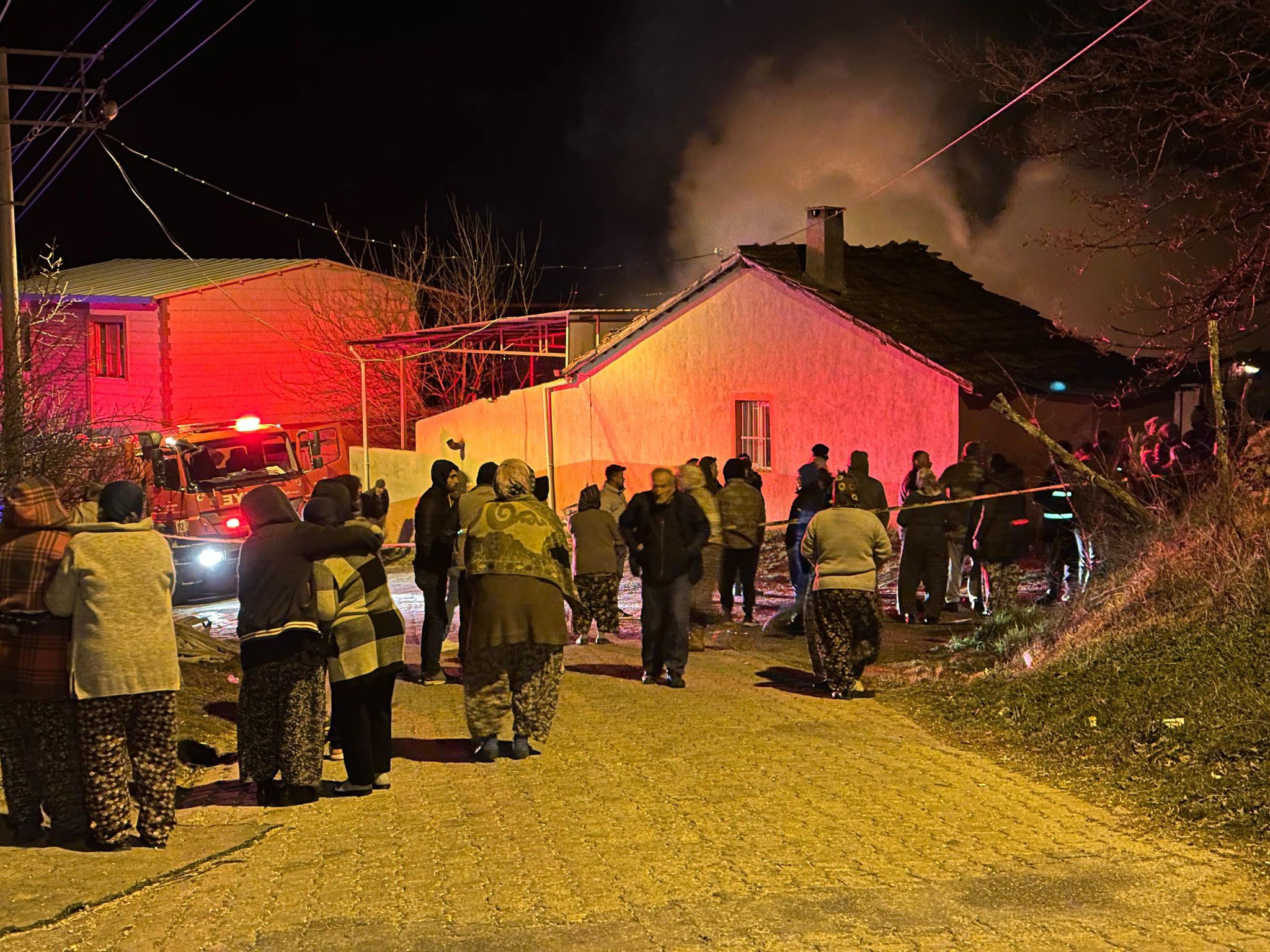 Nazilli’de korkunç yangın! İki kardeşe ait evler kül oldu