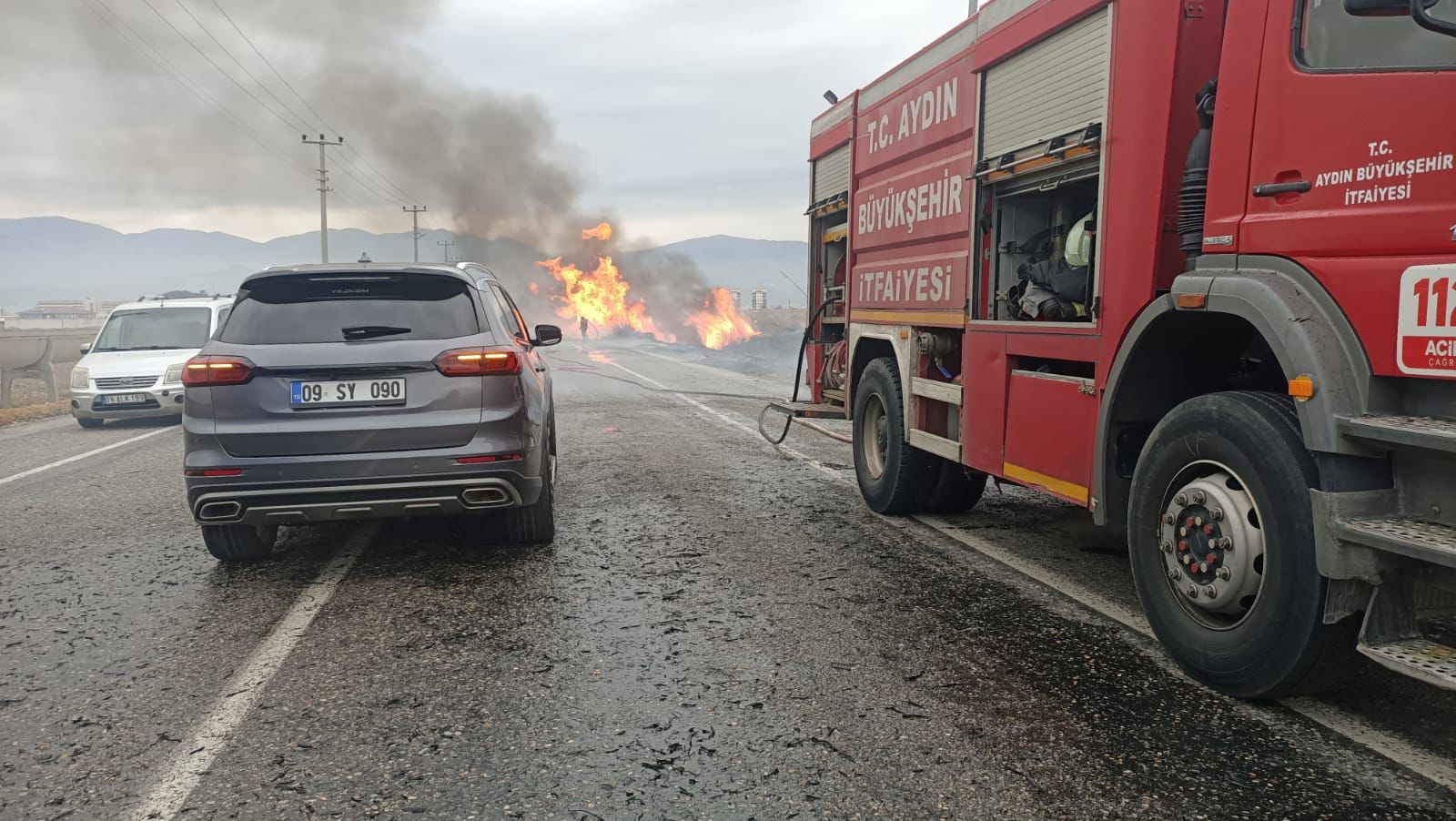 Nazilli’de sazlık yangını! Alevler nedeniyle trafik aksadı