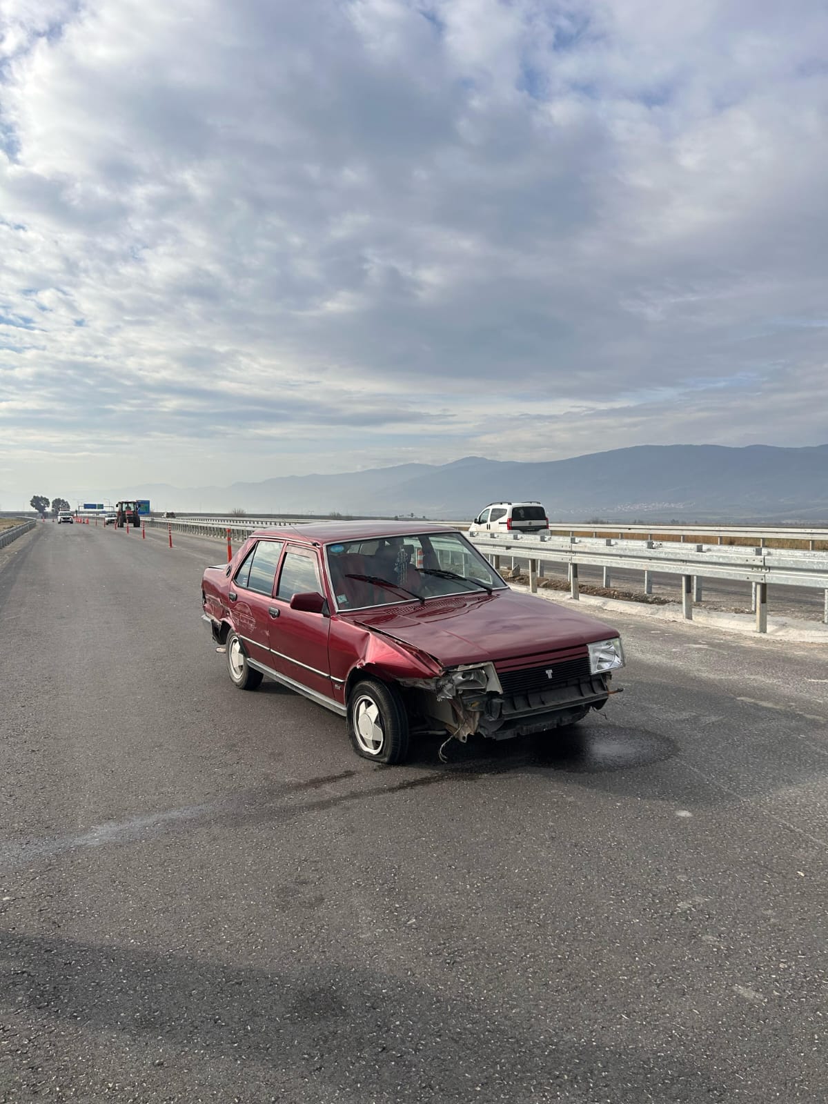 Nazilli’de korkutan kaza! Otoyol çıkışında otomobil kamyona çarptı