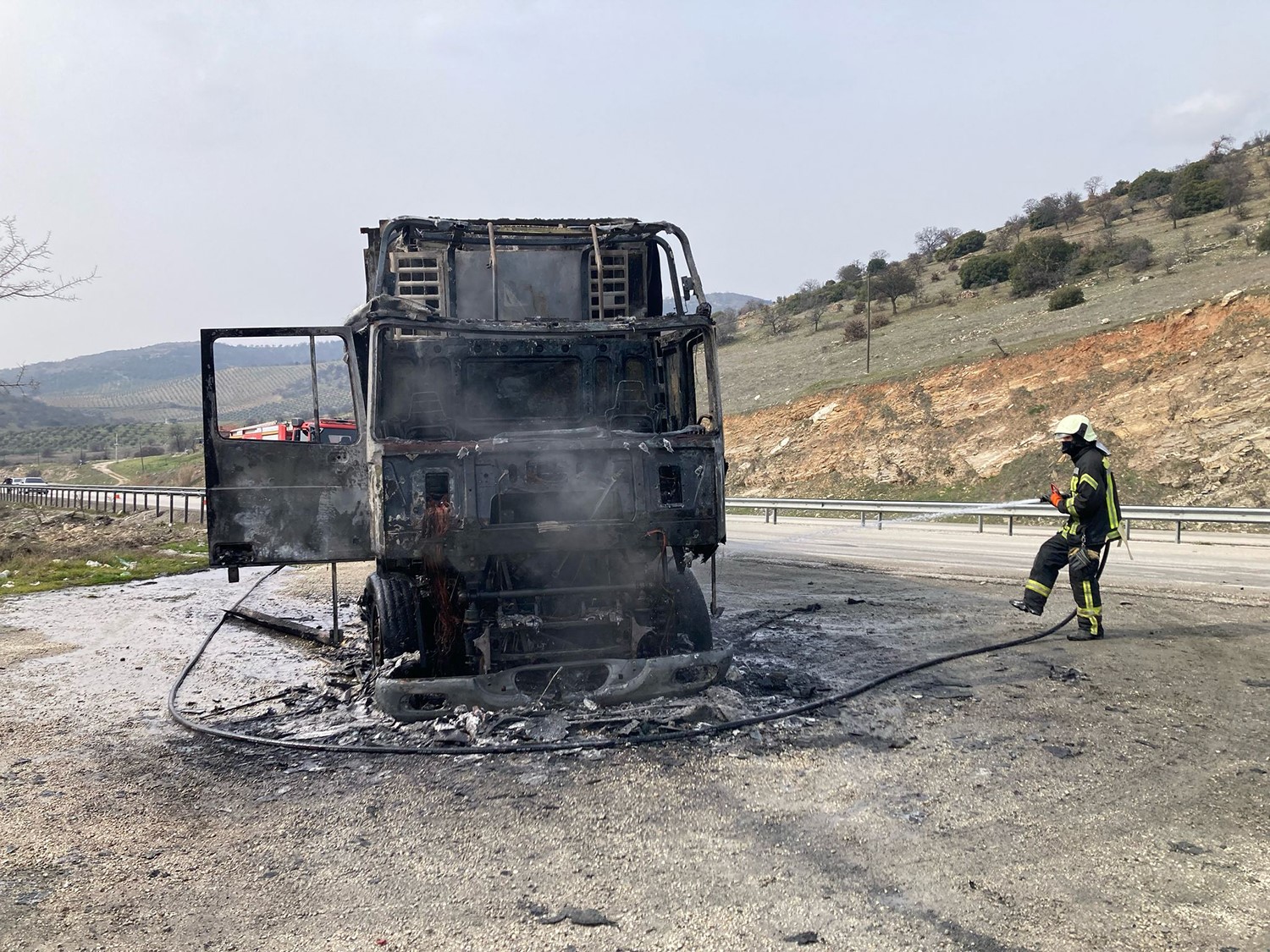 Tır alevlerin içinde kaldı: Sürücü burnu bile kanamadan kurtuldu 