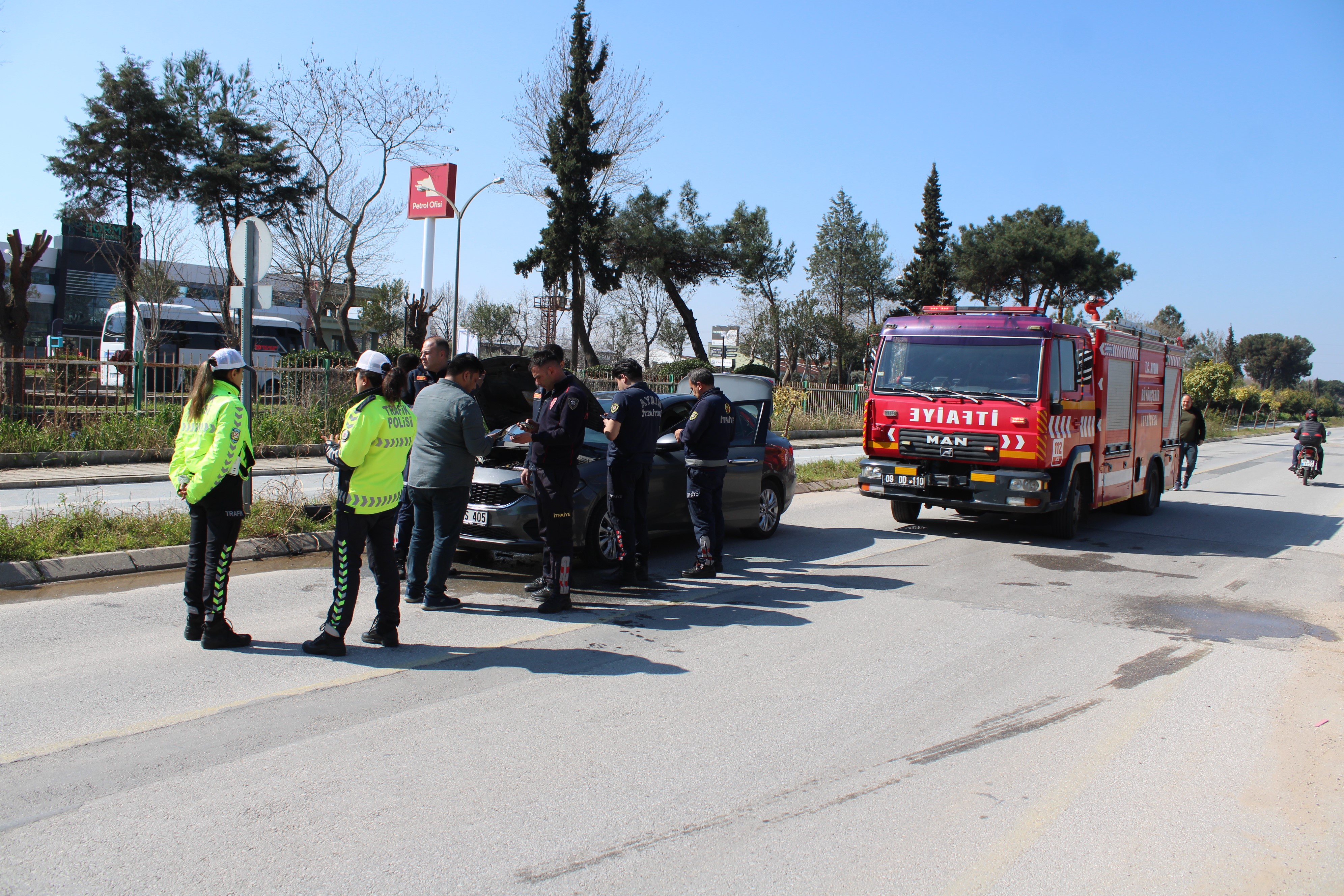 Aydın'da korkutan anlar! Seyir halindeki araçtan dumanlar yükseldi