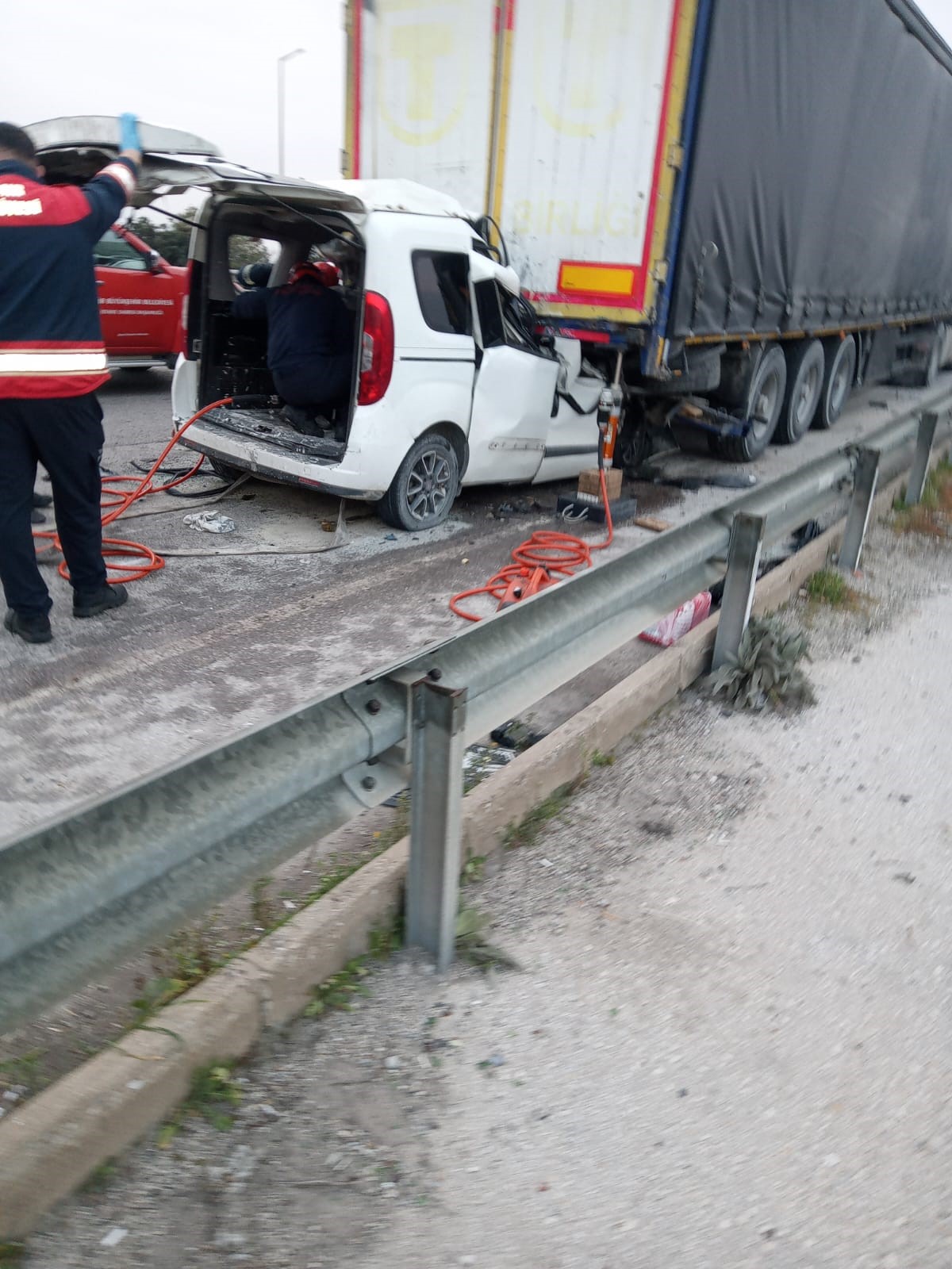 Aydın-İzmir Otoyolu'nda korkunç kaza! Tanınmaz hale gelen otomobilde can verdi