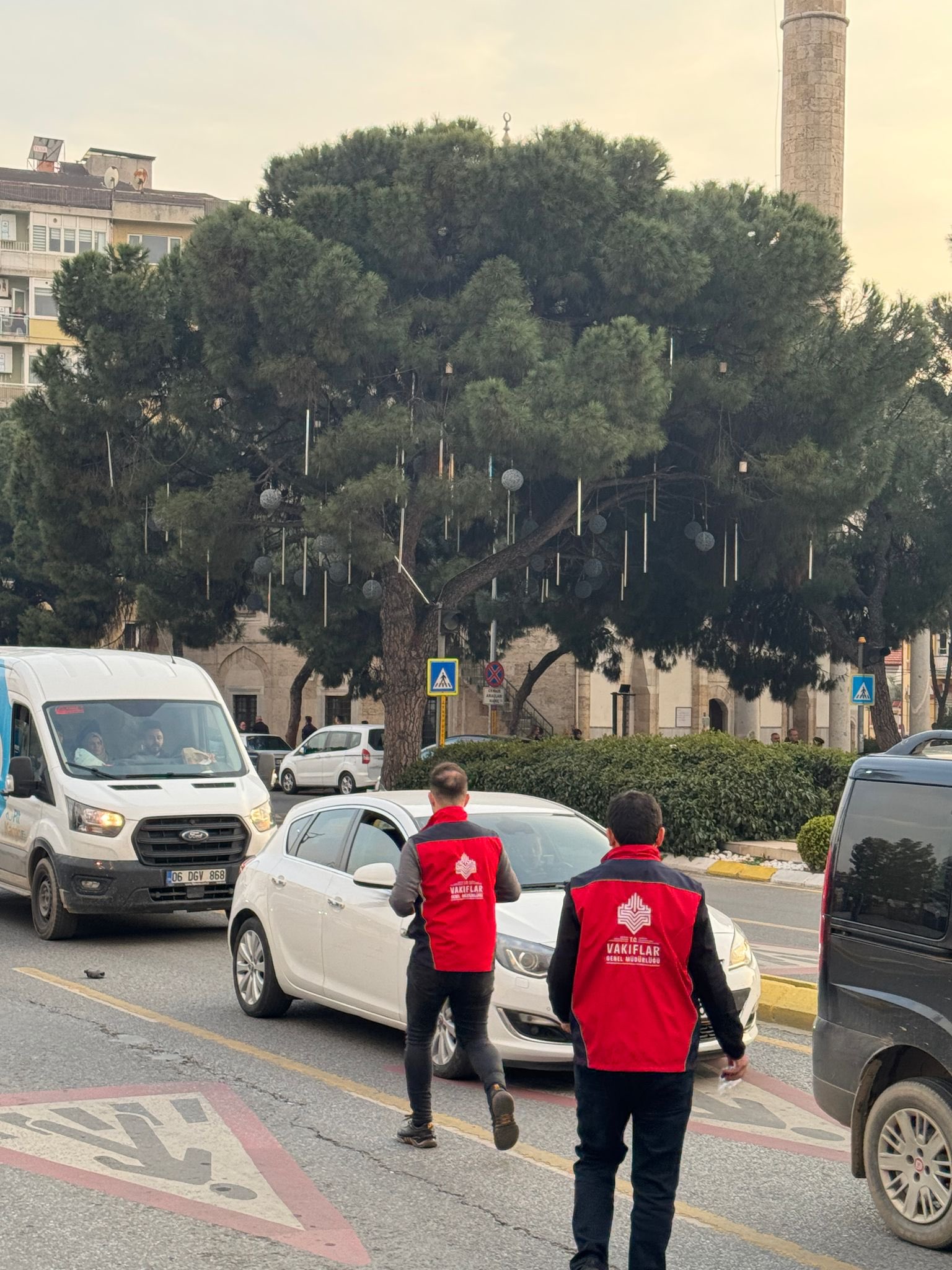 İftara trafikte yakalananlara hurma ikram edildi: Vatandaşlar iftar sofrasında bir araya geldi 