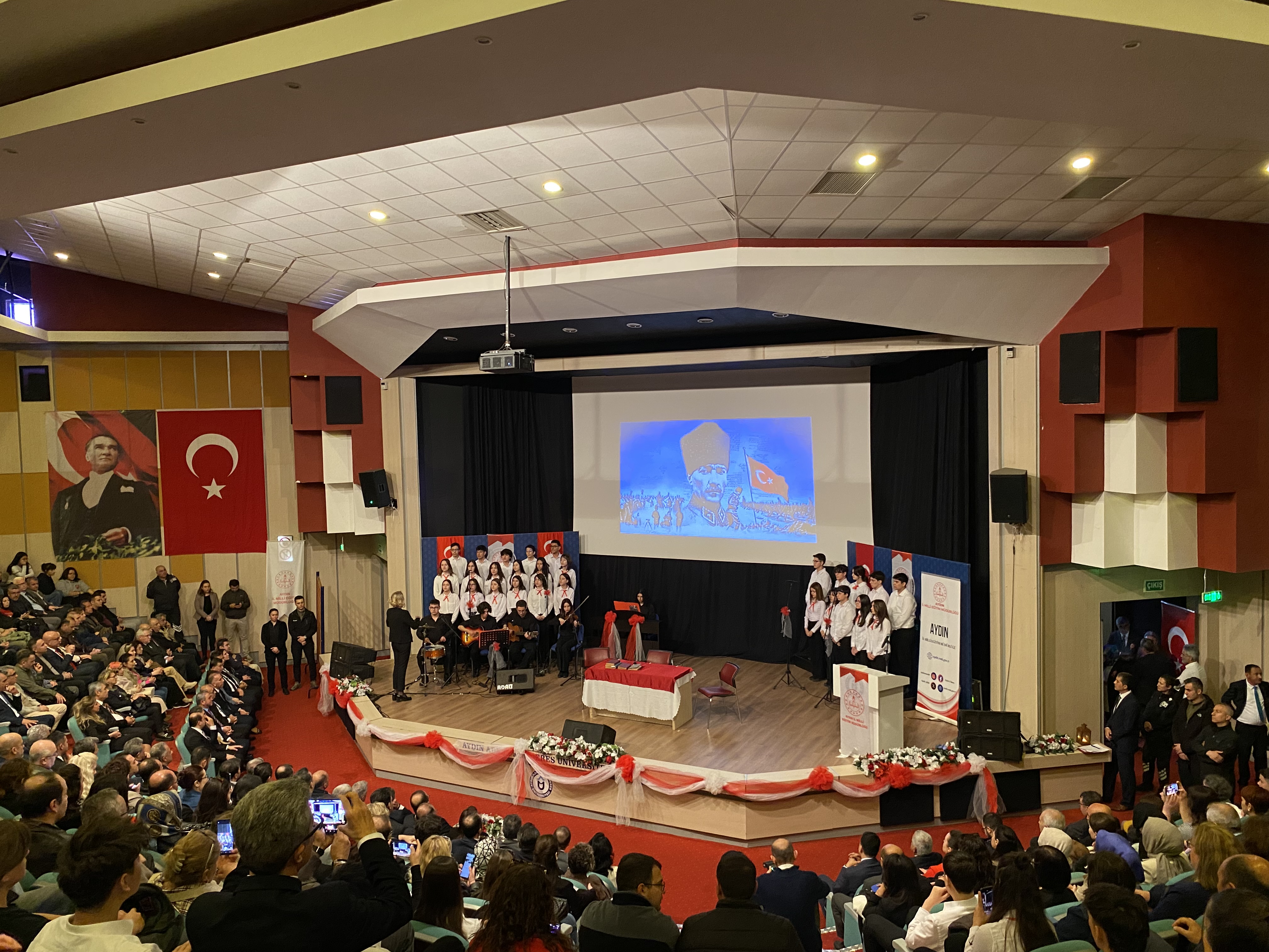 İstiklal Marşı'na 104 yıllık saygı