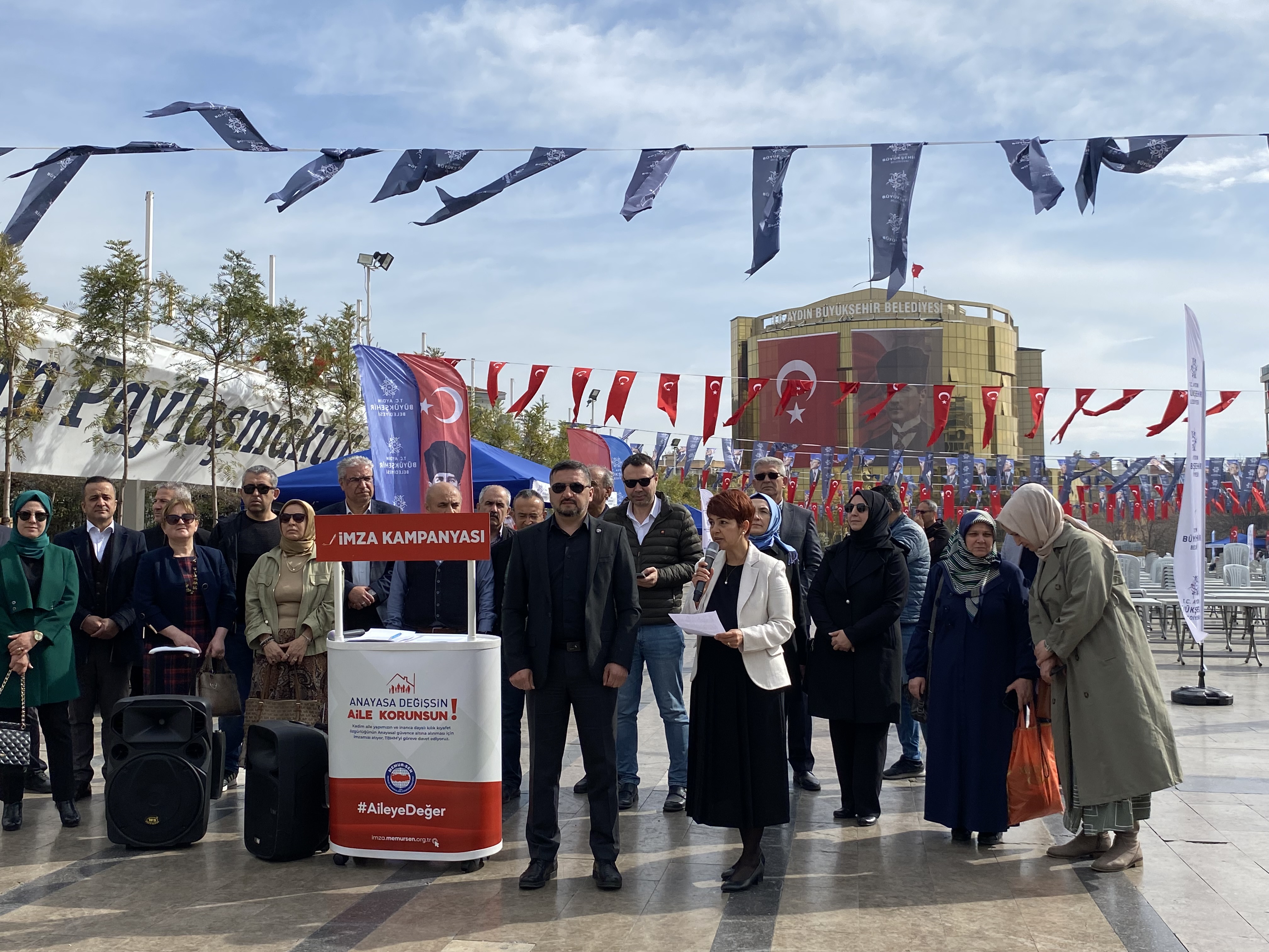 Aydın’da Memur-Sen’den imza kampanyası: "Anayasa Değişsin, Aile Korunsun" 