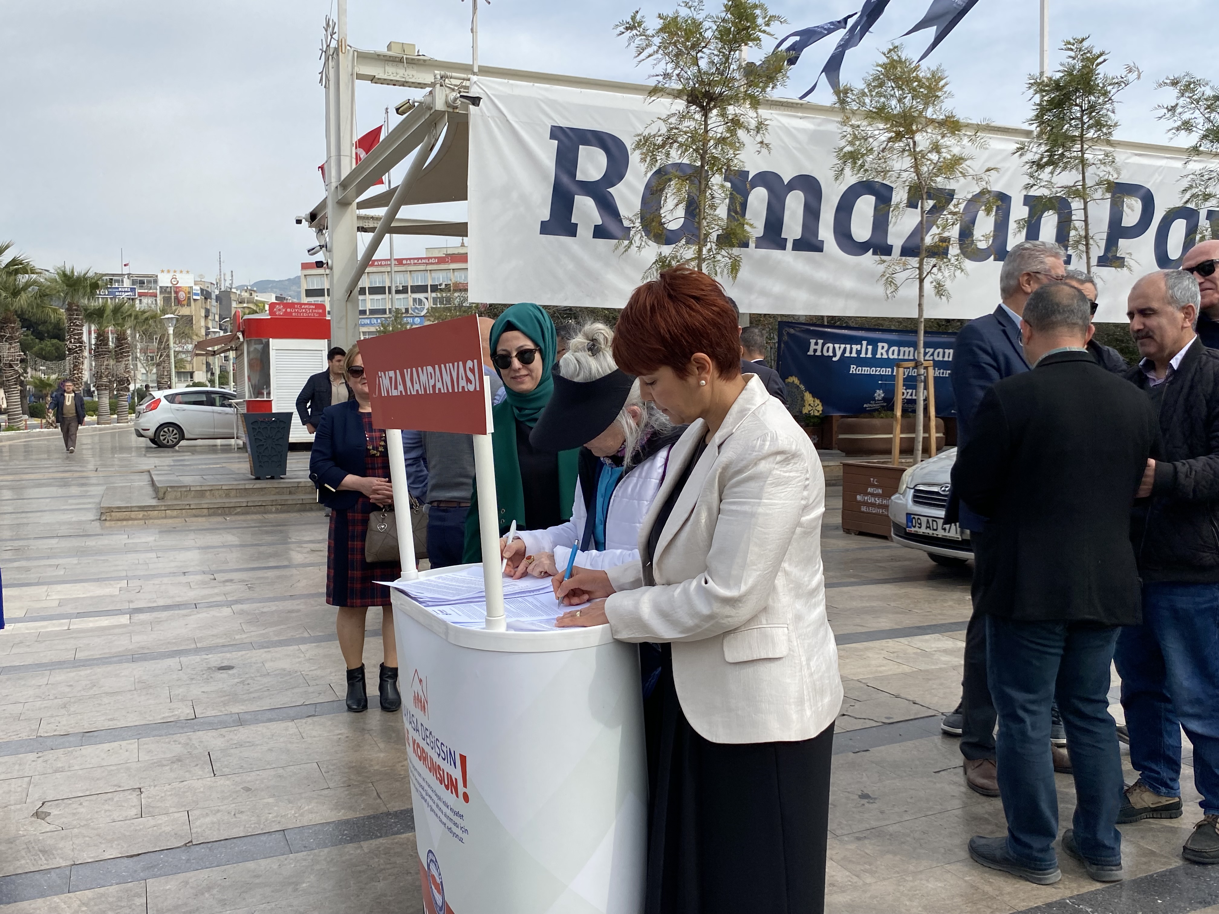 Aydın’da Memur-Sen’den imza kampanyası: "Anayasa Değişsin, Aile Korunsun" 