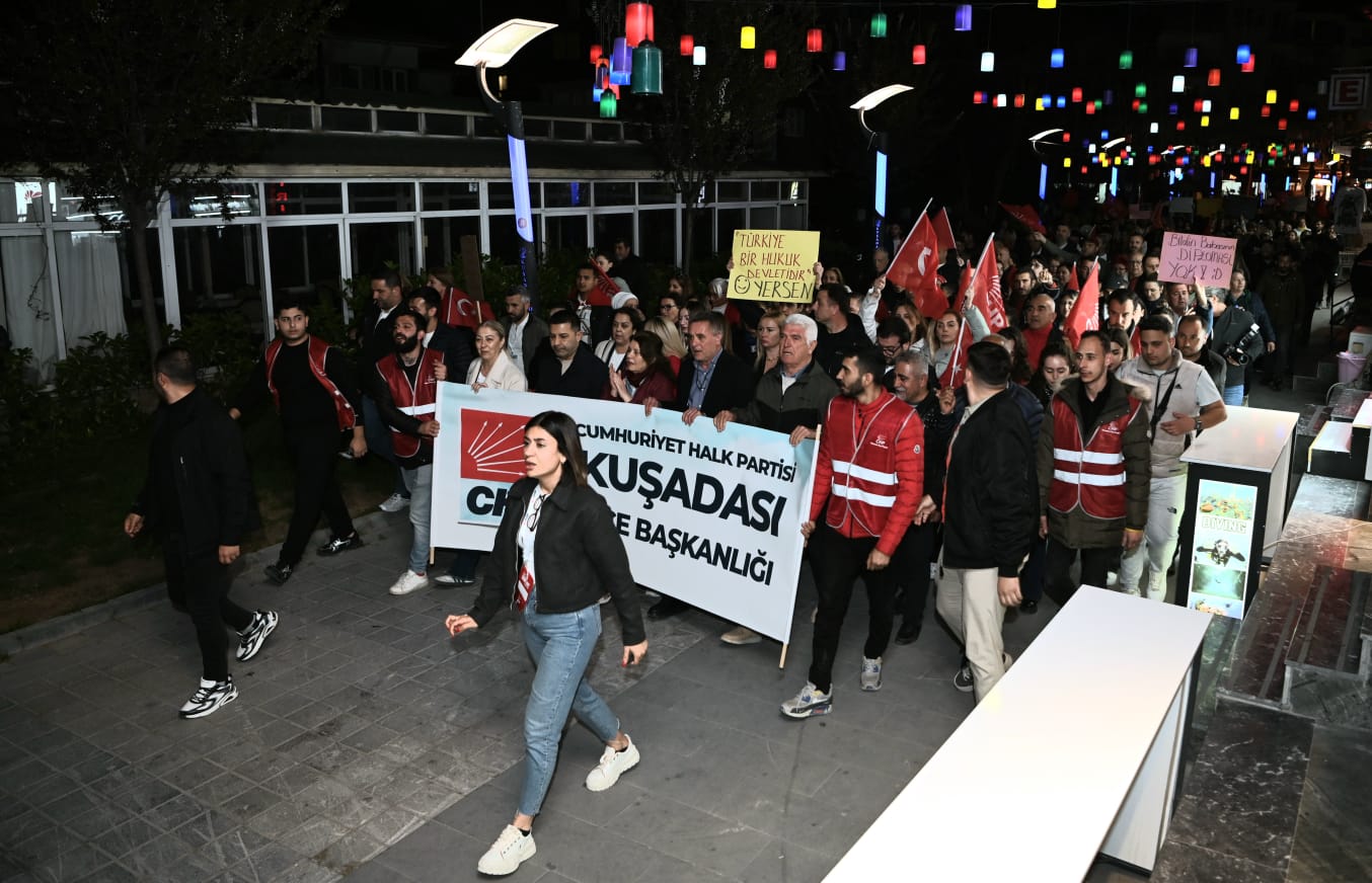 Binlerce Kuşadalı demokrasi için yürüdü