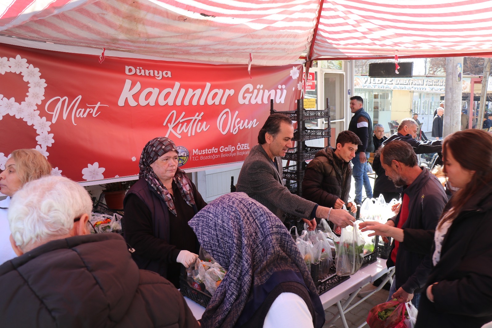 Bozdoğan’da gelenek bozulmadı: 8 Mart’ta Kadınlara çiçek takdim edildi