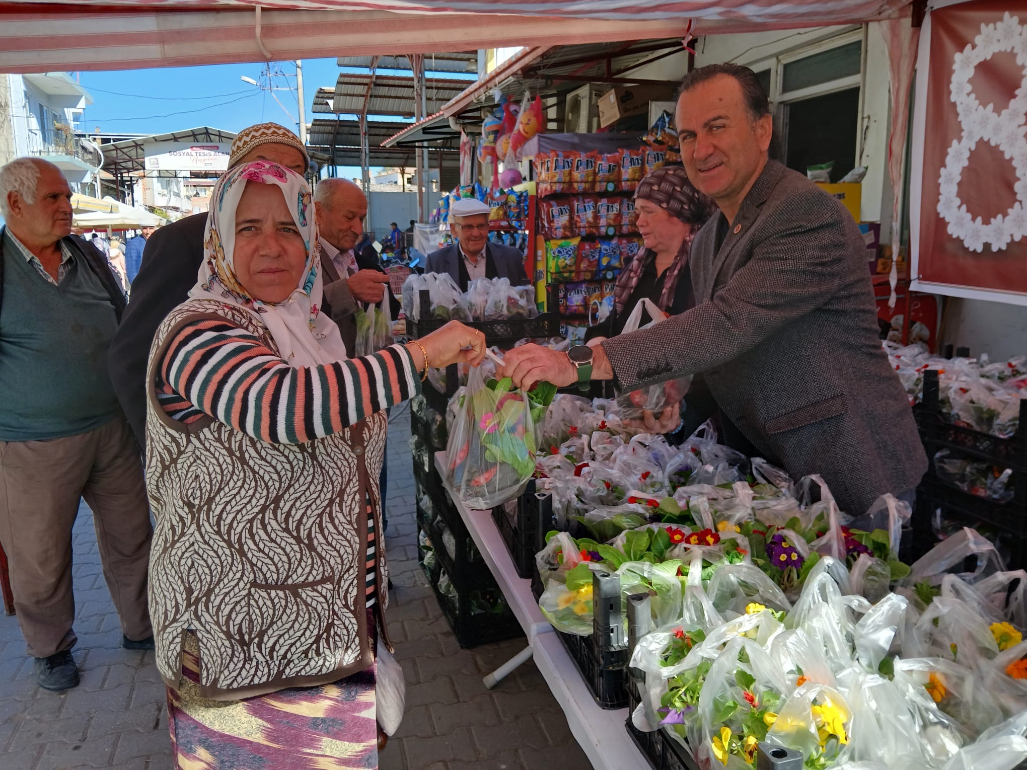 Bozdoğan’da gelenek bozulmadı: 8 Mart’ta Kadınlara çiçek takdim edildi