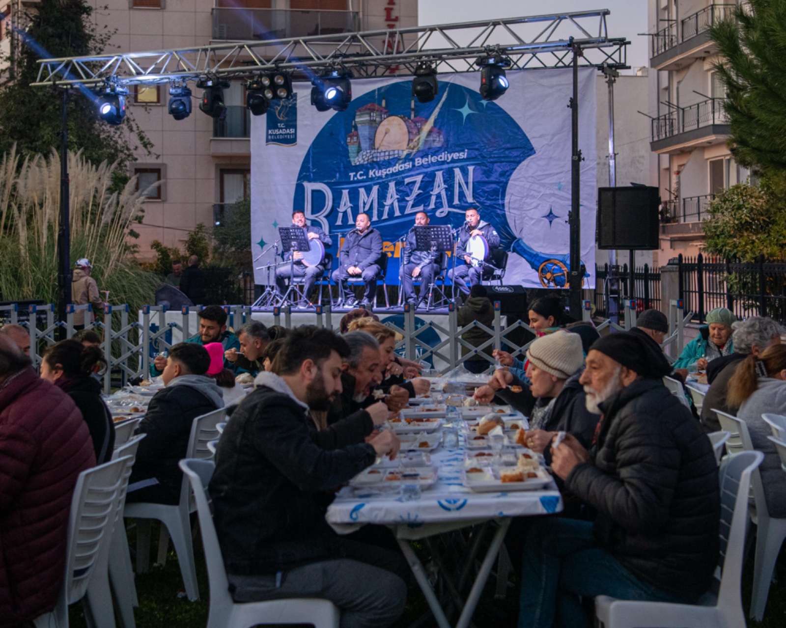 Davutlarda Oruclar Kusadasi Belediyesinin Iftar Sofrasinda Acildi 554104 11Db6899A985433E9F3Cffba3751Ce54