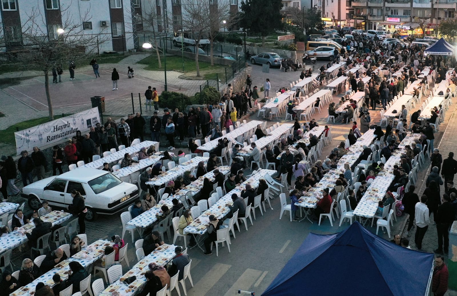 Kuşadası Belediyesi ilk iftar sofrasını Hacıfeyzullah Mahallesi’nde kurdu