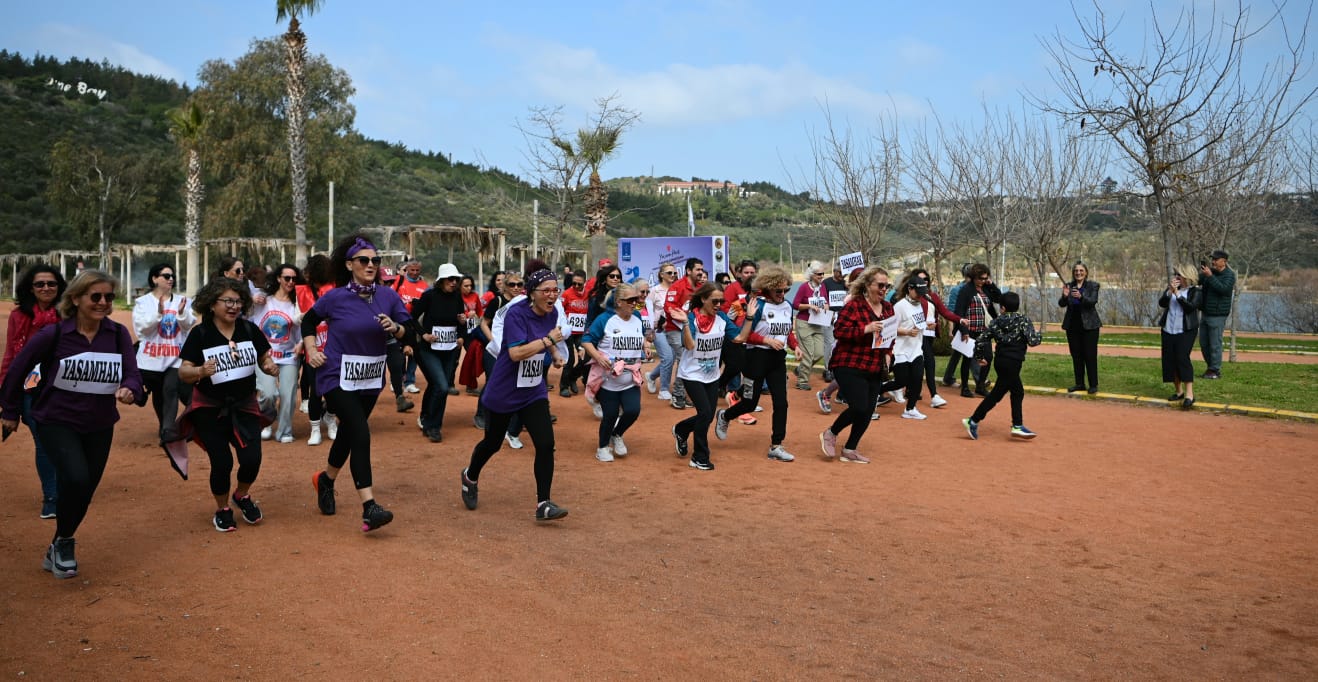 Kusadasinda 8 Mart Dunya Emekci Kadinlar Gunu Coskuyla Kutlandi Kusadasi Kadinca Olusumu Onursal Baskani Duygu Gunel Istanbul Sozlesmesi Derhal Uygulanmalidir 550507 A690B35Acfb5D789754E2224Aecd5099