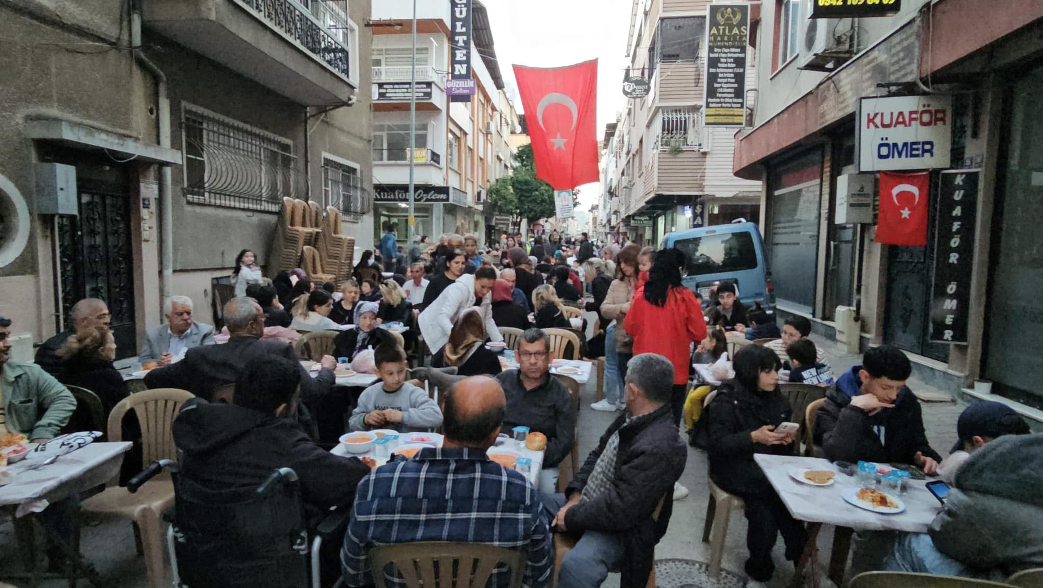 Nazilli’de esnaf iftar geleneğini bozmadı: Bin 200 kişi aynı sofrada buluştu