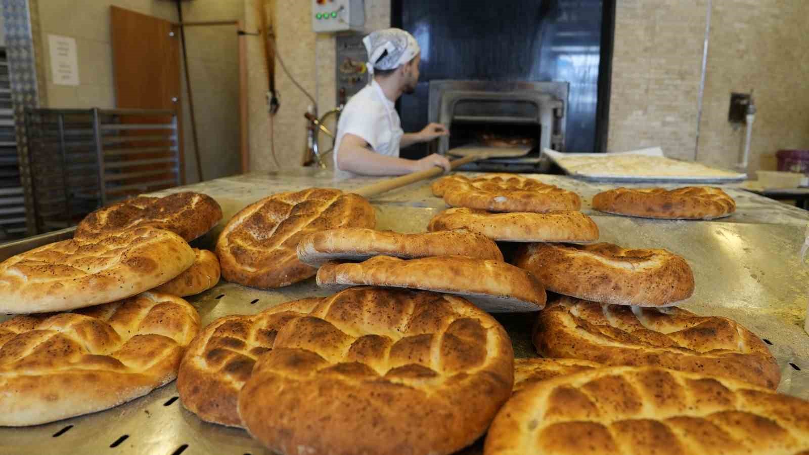 Nazilli’de Ramazan klasiği: Sıcak pide kuyruğu 