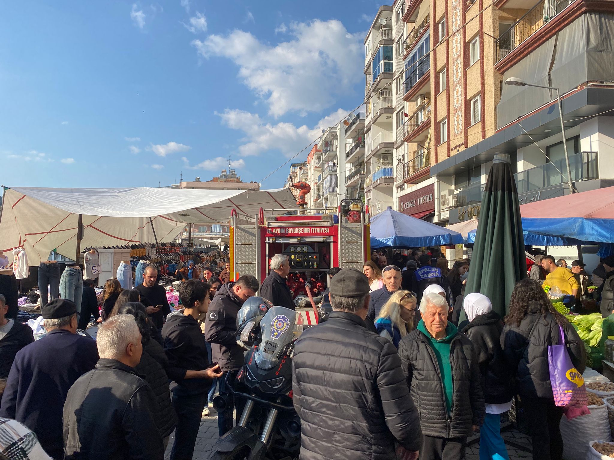 Aydın’da ev yangını! Sokağa kurulan pazar müdahaleyi geciktirdi