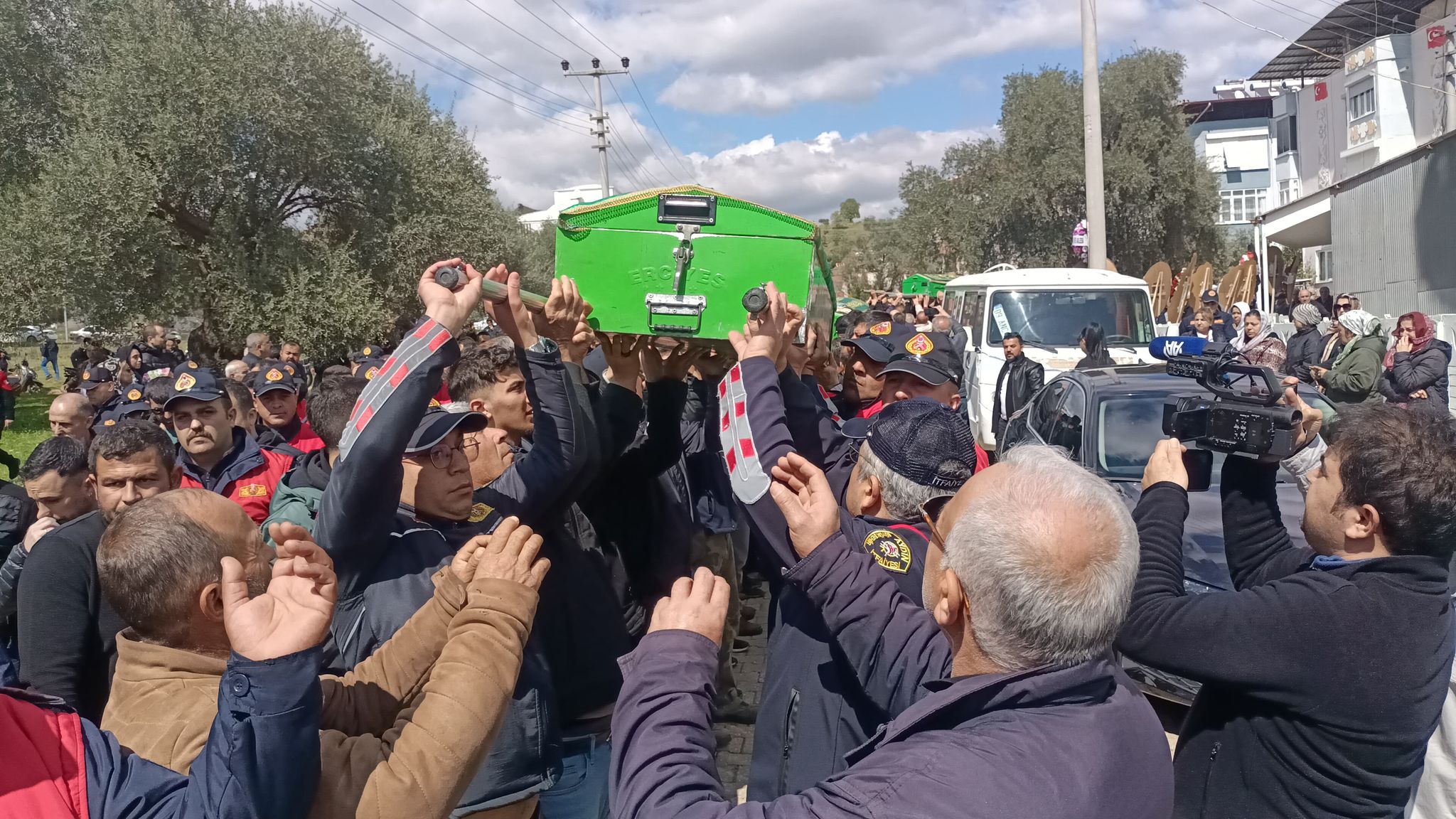 Nazilli’de itfaiye personelinin ailesi toprağa verildi 