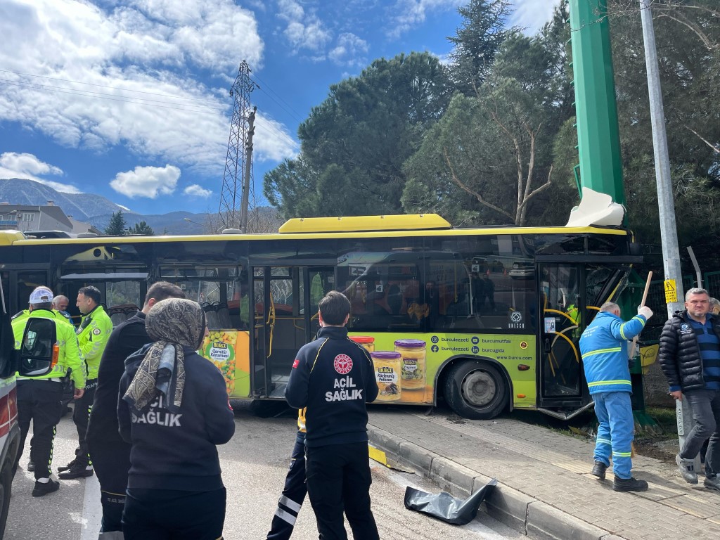 Freni patlayan belediye otobüsü dehşet saçtı! Çok sayıda yaralı var