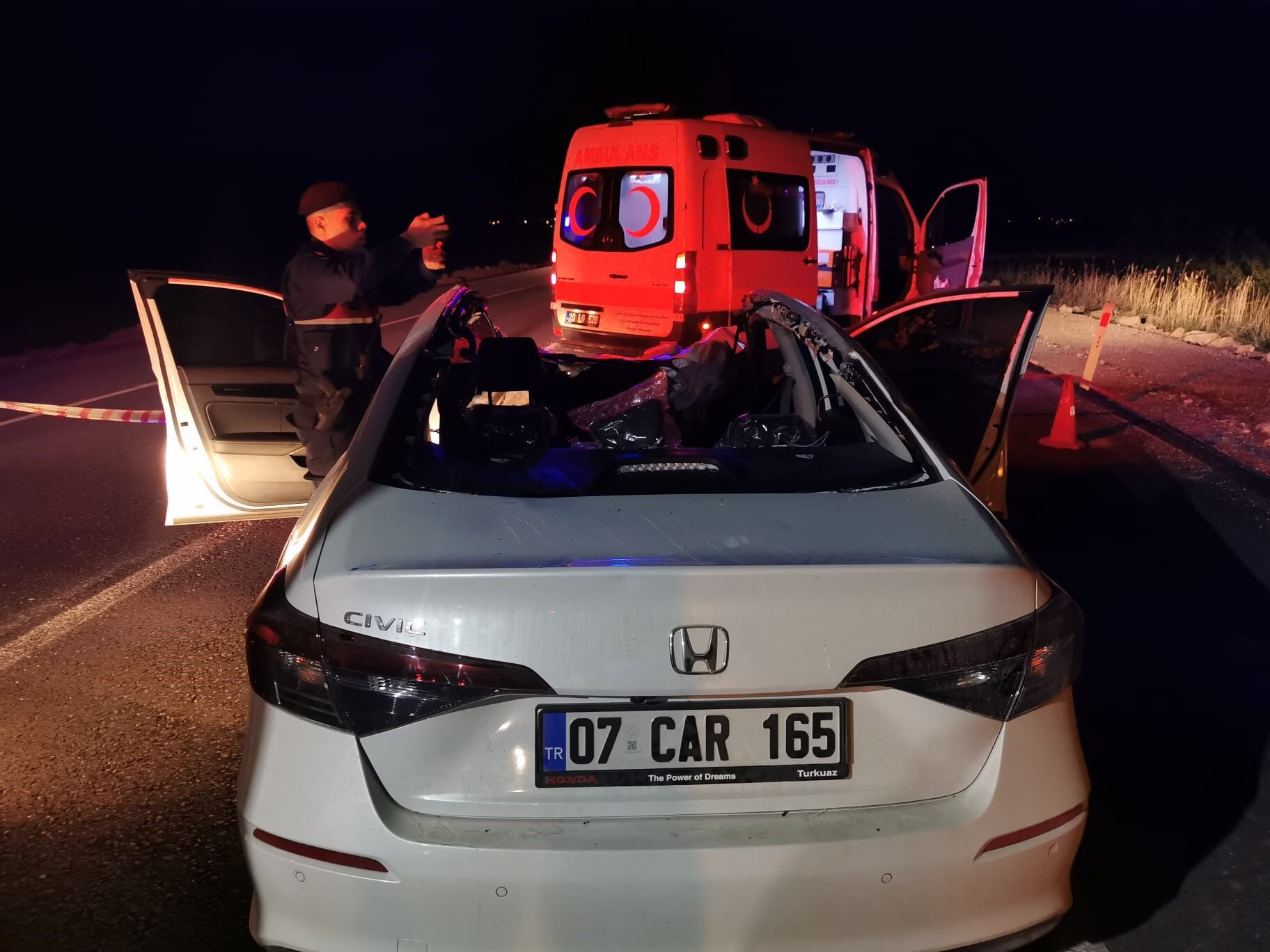 Başıboş at aracı hurdaya çevirdi! 1 ölü, 1 yaralı