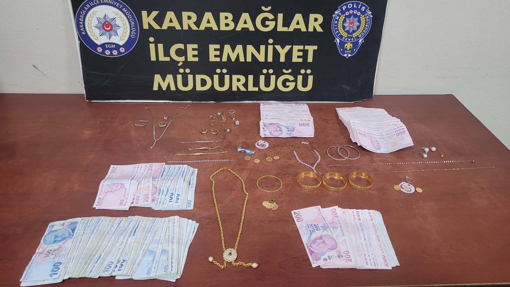 Kadın hırsızlar evlere dadandı! Milleti canından bezdirdiler