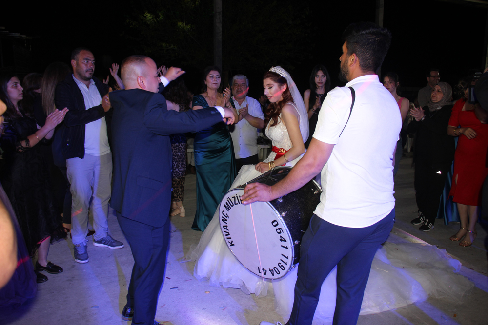 Aydınlı çift evlendikten 5 yıl sonra düğün yaptı