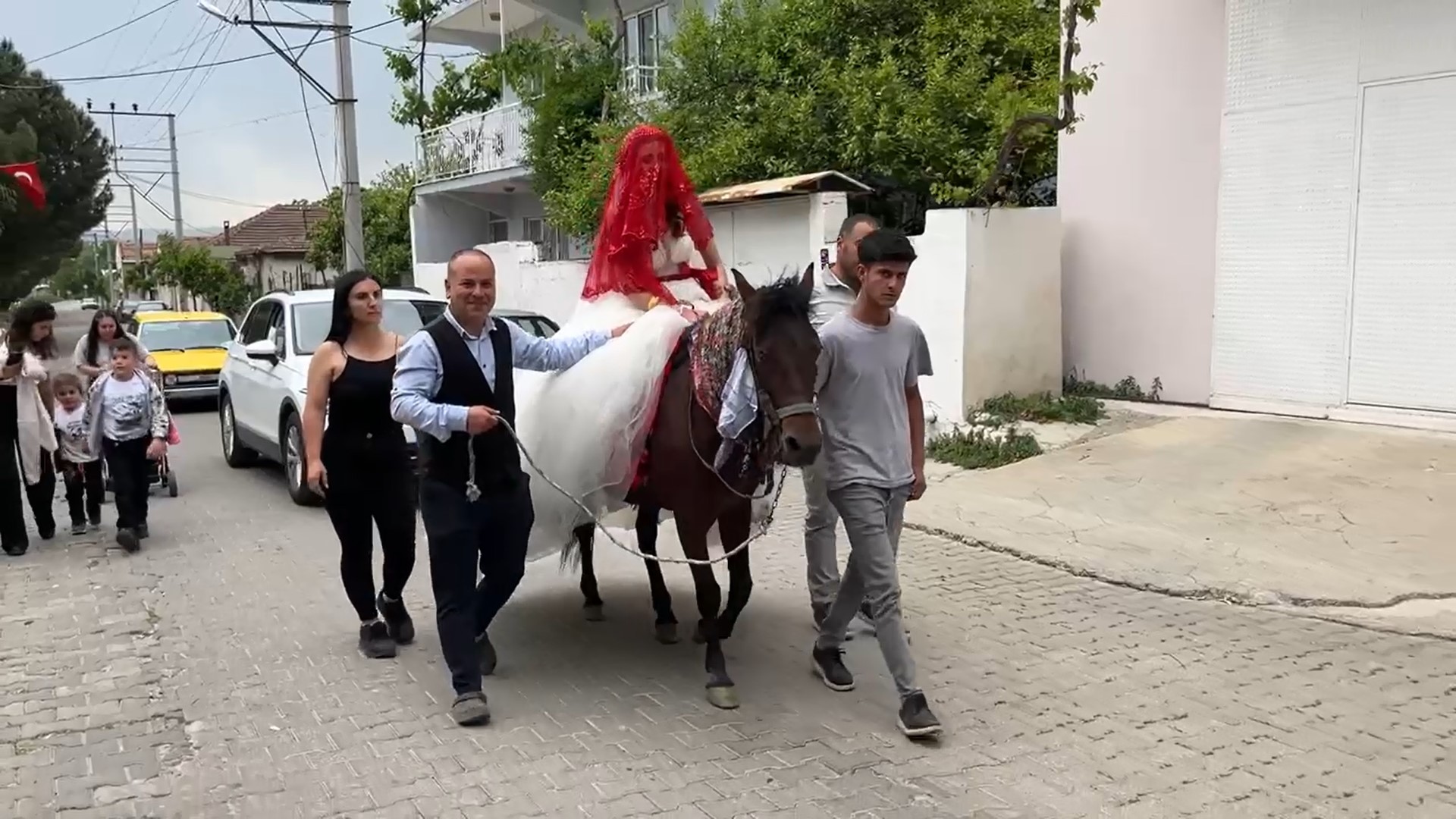 Aydınlı çift evlendikten 5 yıl sonra düğün yaptı
