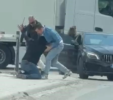 Trafikte satırlı kavga şoku! Dehşet dolu anlar saniye saniye kaydedildi