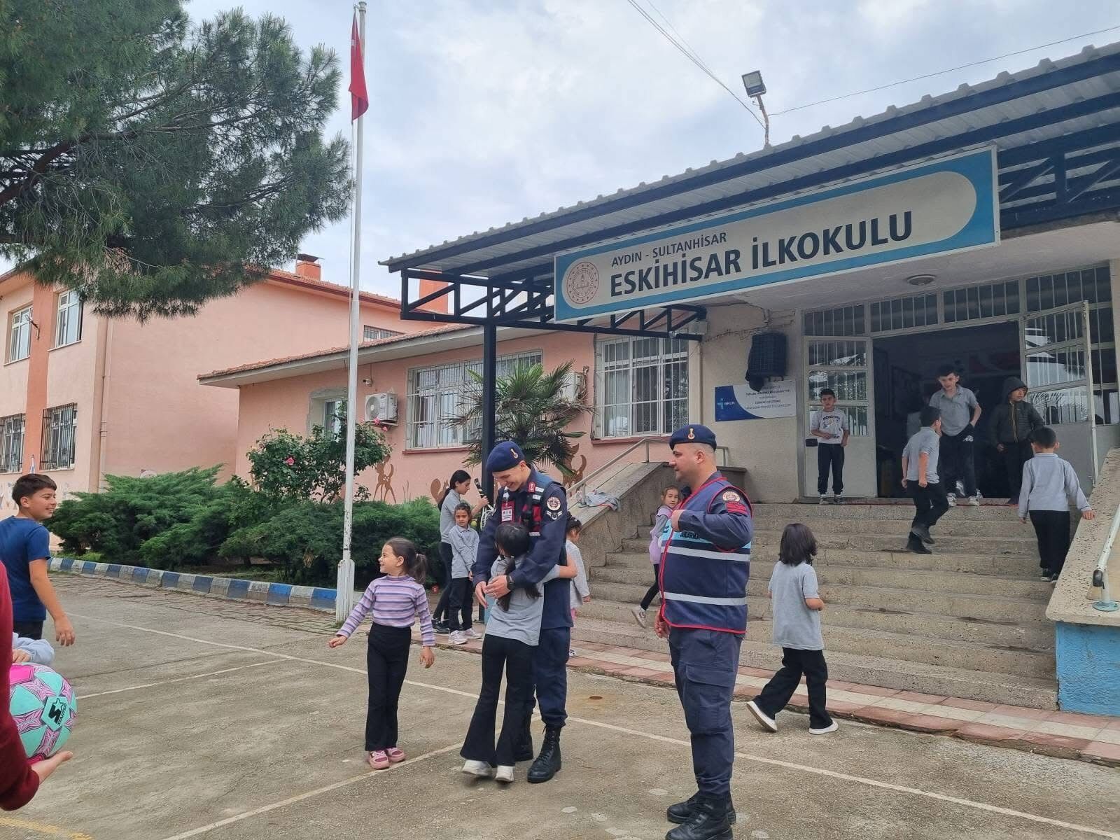 Aydinda Ogrenciler Guvende Jandarma Ekiplerinden Okul Onlerinde Tedbir 564051 9Bde4A9B1E3Bee8Aa66C8Afabf48C362