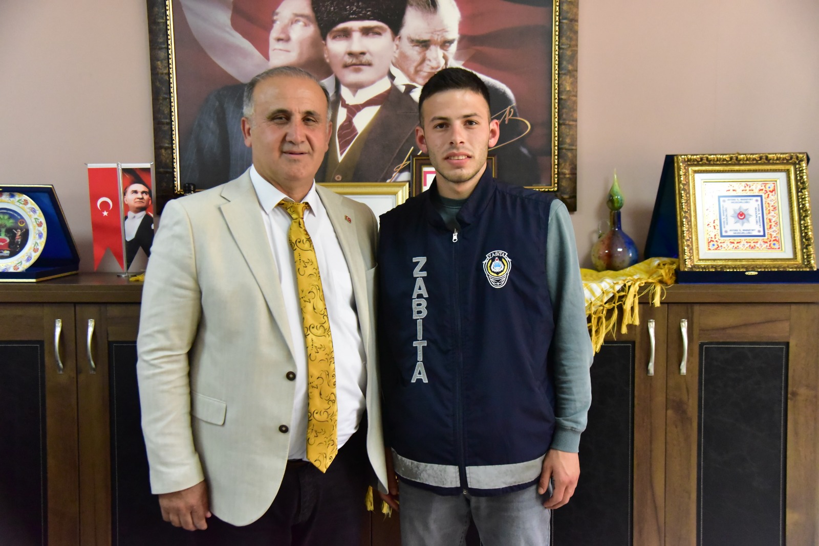 Baskan Kaya Fedakar Futbolcuya Kucak Acti Belediyede Zabita Olarak Ise Alindi 560962 Be2E46C85956Ef346411F0B9B393F187