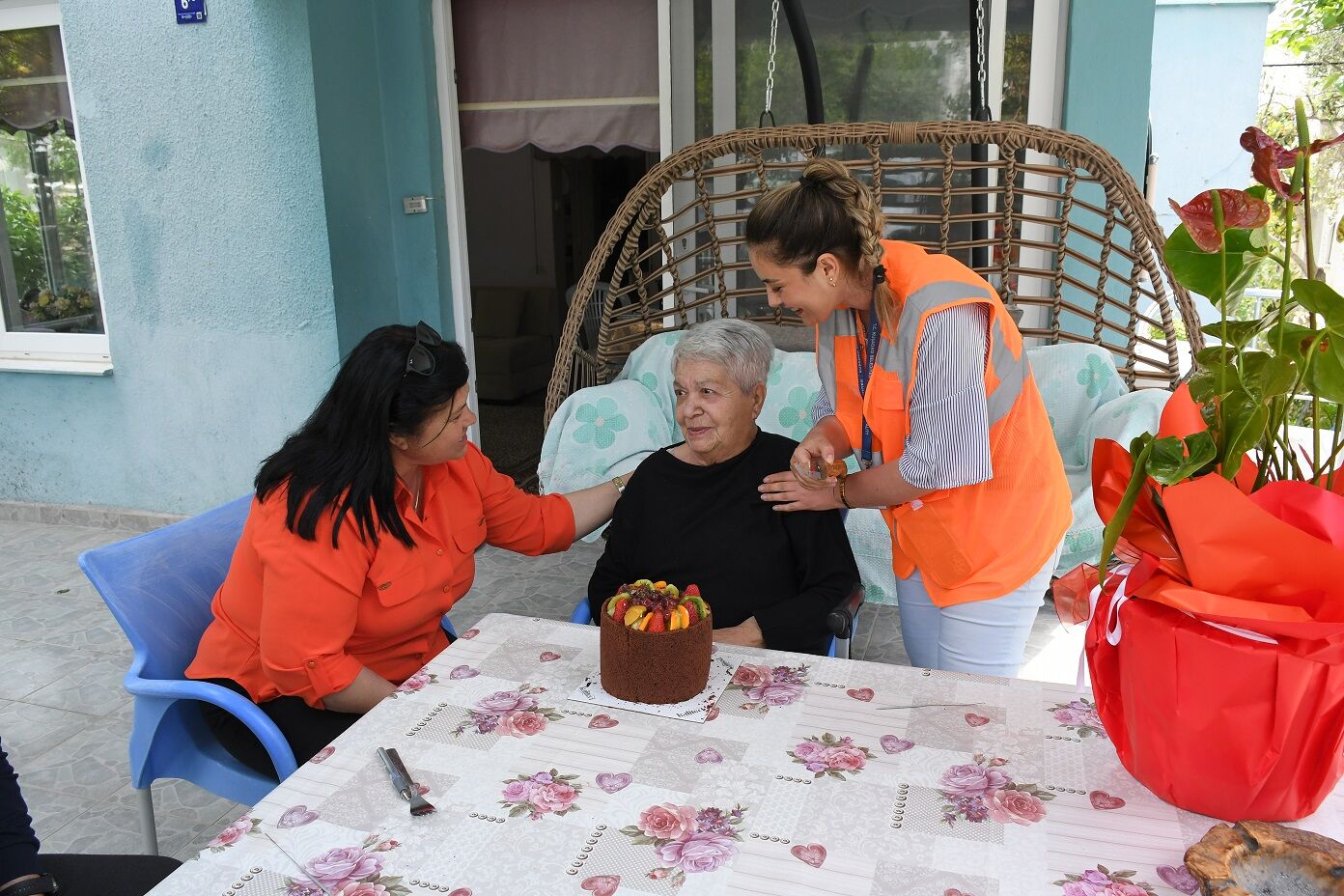 Kusadasi Belediyesinden Surpriz 80Inci Yas Kutlamasi 562812 C4E5172674Dbadf5Bfa67C6Fd69Af6C2