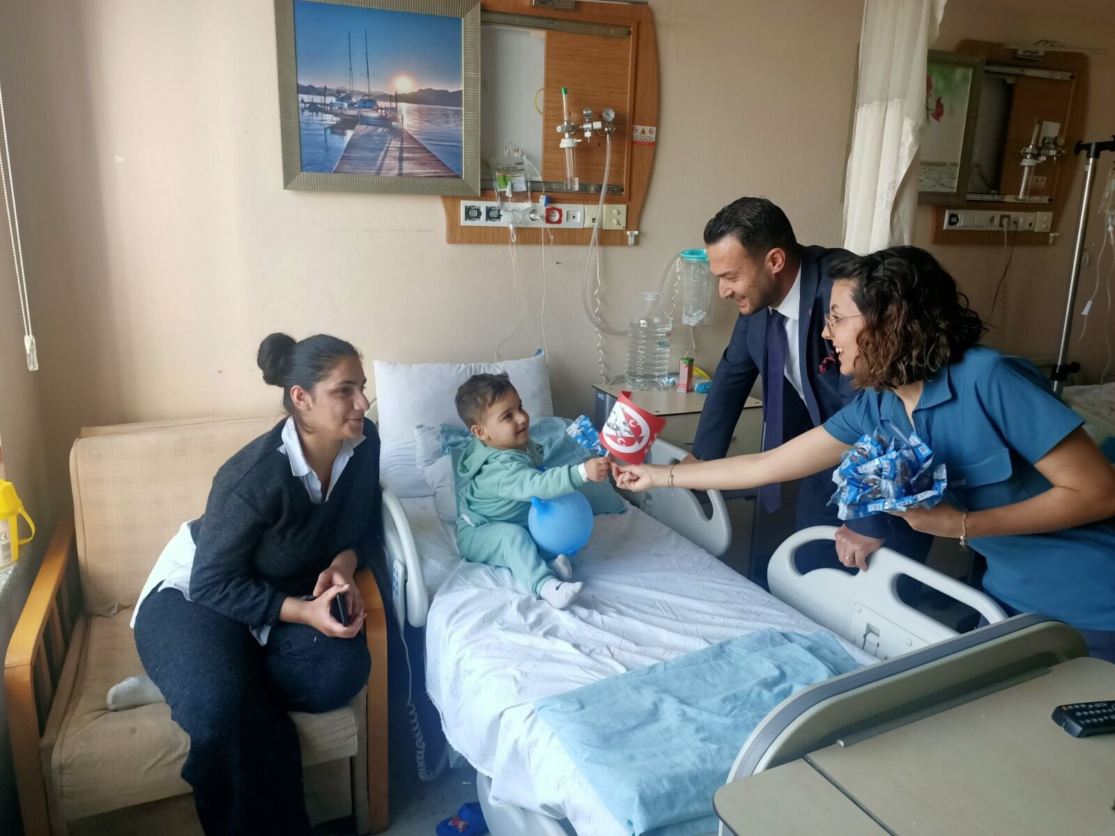 Nazilli Devlet Hastanesinde 23 Nisan Kutlandi Hastanede Yatan Cocuklara Renkli Surprizi 561947 E6E53D9613Cce57037Cc90D9Ee63691E