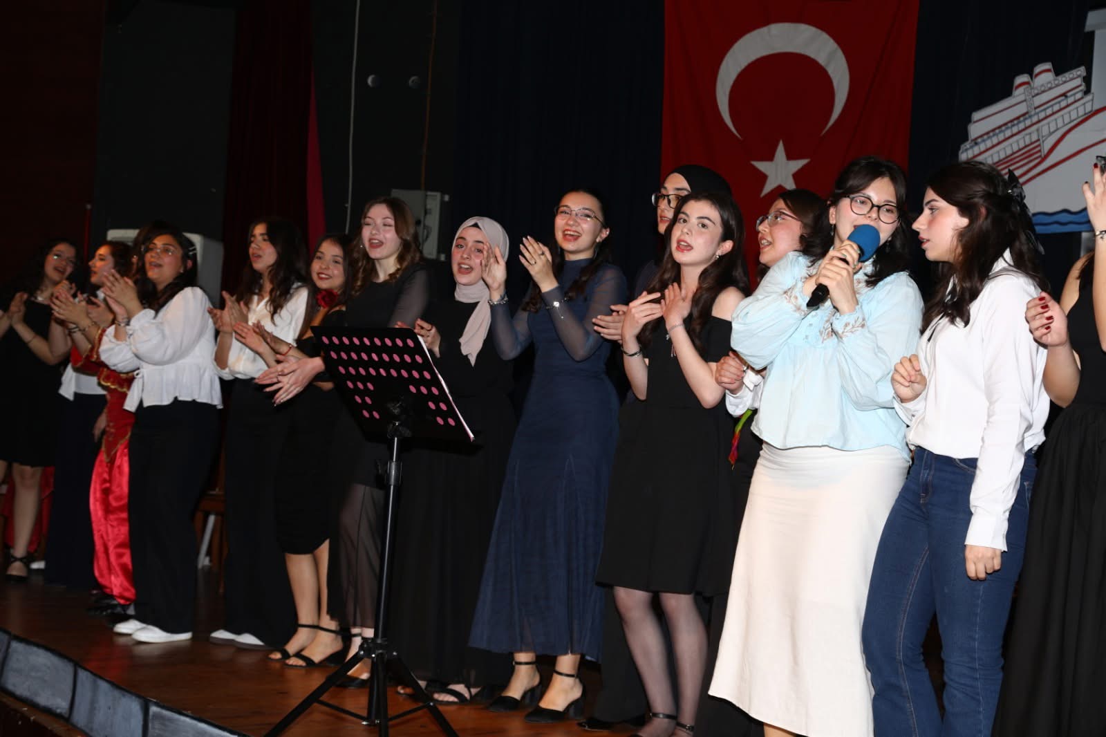 Nazilli’de sanat gecesi: “Ömrün Dizeleri” dinletisi yapıldı