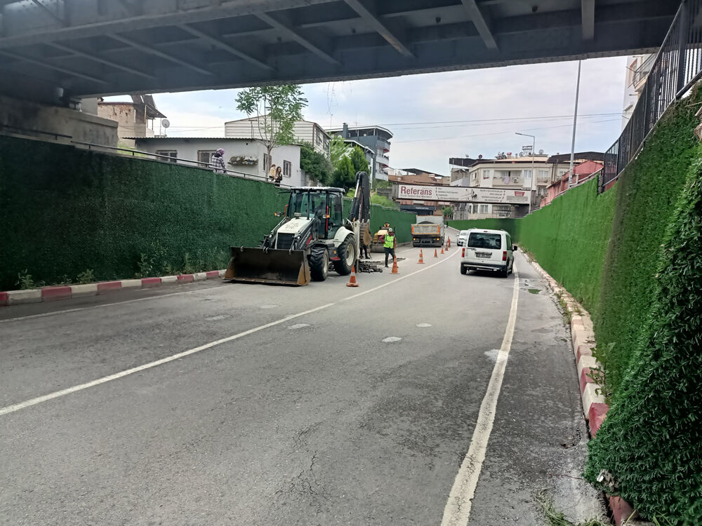 Nazilli’deki yağış yola zarar verdi: Ekipler hızla onardı