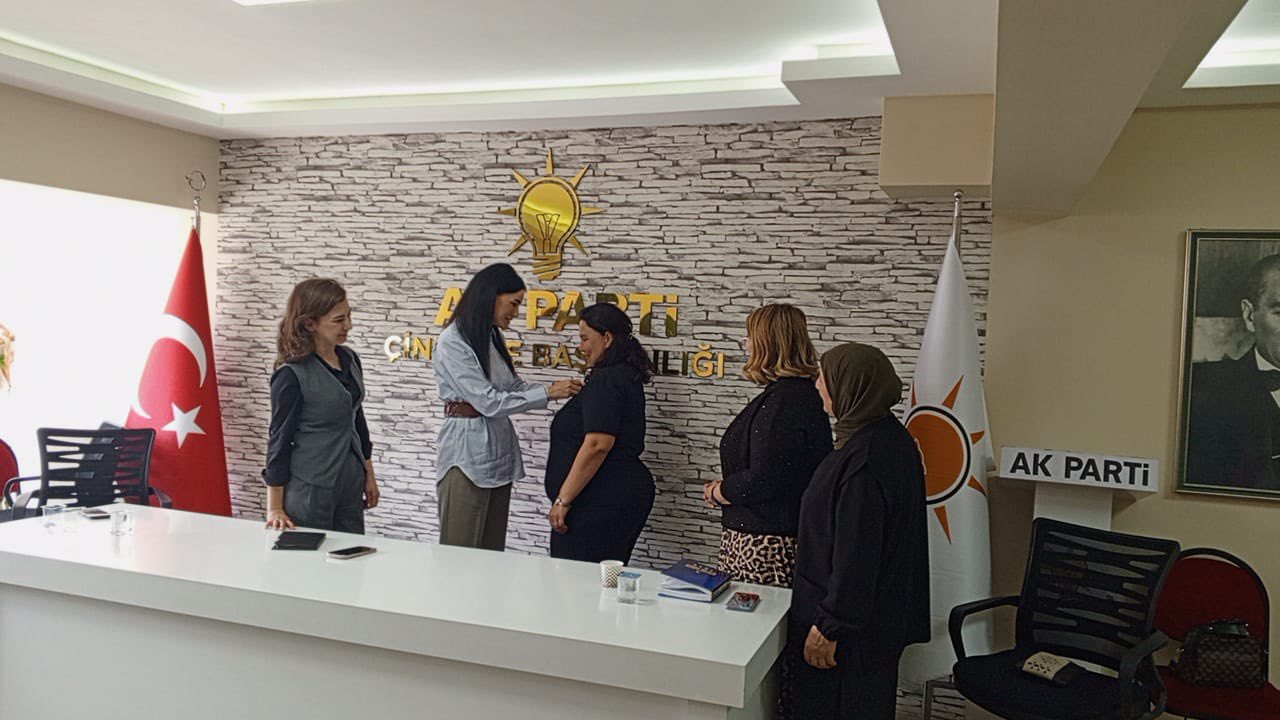 Saribastan Cinede Kadin Gucu Mesaji Yeni Uyelere Rozetleri Takildi 563539 22111Fee611Ae271132999Dc869F4528