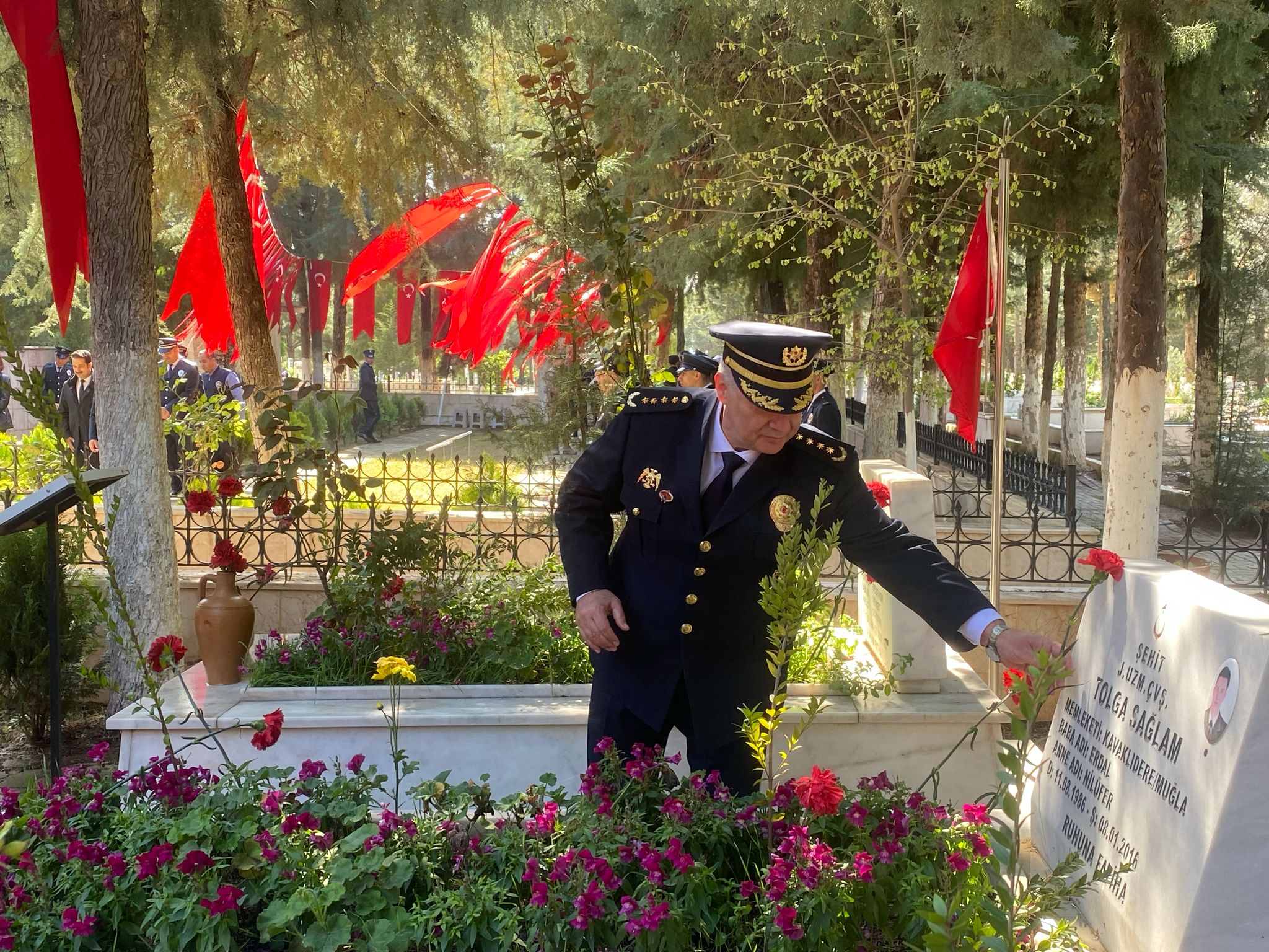 Aydın’da şehitliğe karanfil bırakıldı: Şehit annesinin sözleri yürekleri burktu