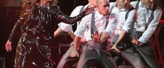 Jennifer Lopez kapandı! Sahneye kapalı kıyafetle çıktı
