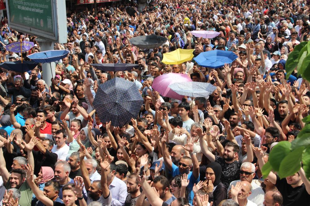 Havadan bir anda on binlercesi yağmaya başladı! İnsanlar kapışabilmek için birbirini ezdi