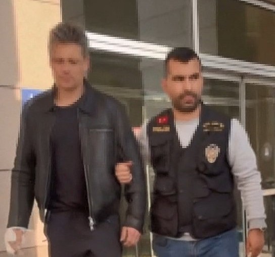 Böyle sapıklık ne görüldü ne duyuldu! İngiliz yolcu öpmeye çalıştığı taksiciyi komalık etti
