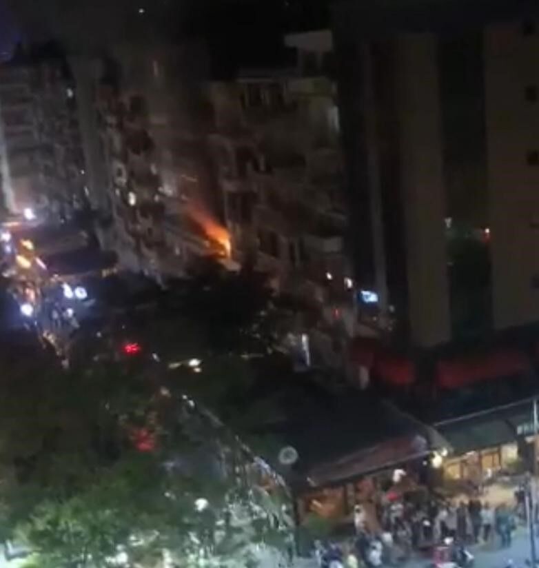 Apartman dairesinde şiddetli doğalgaz patlaması! Ev kullanılamaz hale geldi ekipler seferber oldu