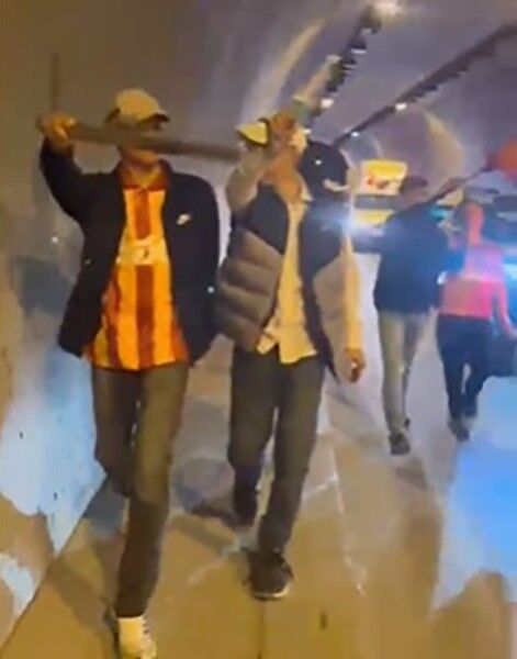 Kutlamalarda olmayacak şeyi kameraya gösterip salladılar! Apar topar yakalanıp gözaltına alındılar